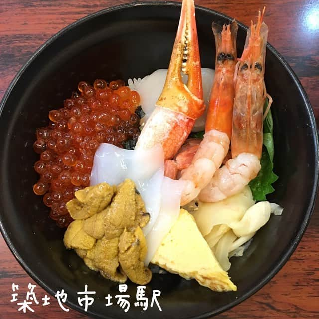 Ateliersさんのインスタグラム写真 - (AteliersInstagram)「🦐海鮮丼 大江戸🐟 🍴海鮮丼 📍東京都中央区築地5-2-1築地市場 魚がし横丁8号館 ⏲️4:30〜14:30 💸2000¥〜 🏠日本家庭風內裝 👍海產新鮮超好吃！！！ 👎 排隊需要排有點久！要有點耐心😅 💁店內有台灣店員喔！不會日文也不用怕 📝築地除了要凌晨排隊的壽司大之外不知道要吃什麼嗎？海鮮丼也是不錯的選擇喔💕種類超級多種更可以客製化把你喜歡的食材都放進碗裡☺️海膽也是台灣沒辦法吃到的鮮甜呀👌  #艾塔莉兒築地市場 #艾塔莉兒 #大江戶 #ateliersjpn #築地 #丼 #海鮮丼 #丼飯 #東京 #日本 #日本料理 #海鮮 #japan #tokyo #tsukiji #japanesecuisine #seafood #うに#海膽 #츠키지시장 #츠키지 #해물 #해물조밥 #조밥 #일본요리 #도교여행 #도교 #일본 #먹스타그램 #해물 #생성」10月6日 13時12分 - ateliersjpn