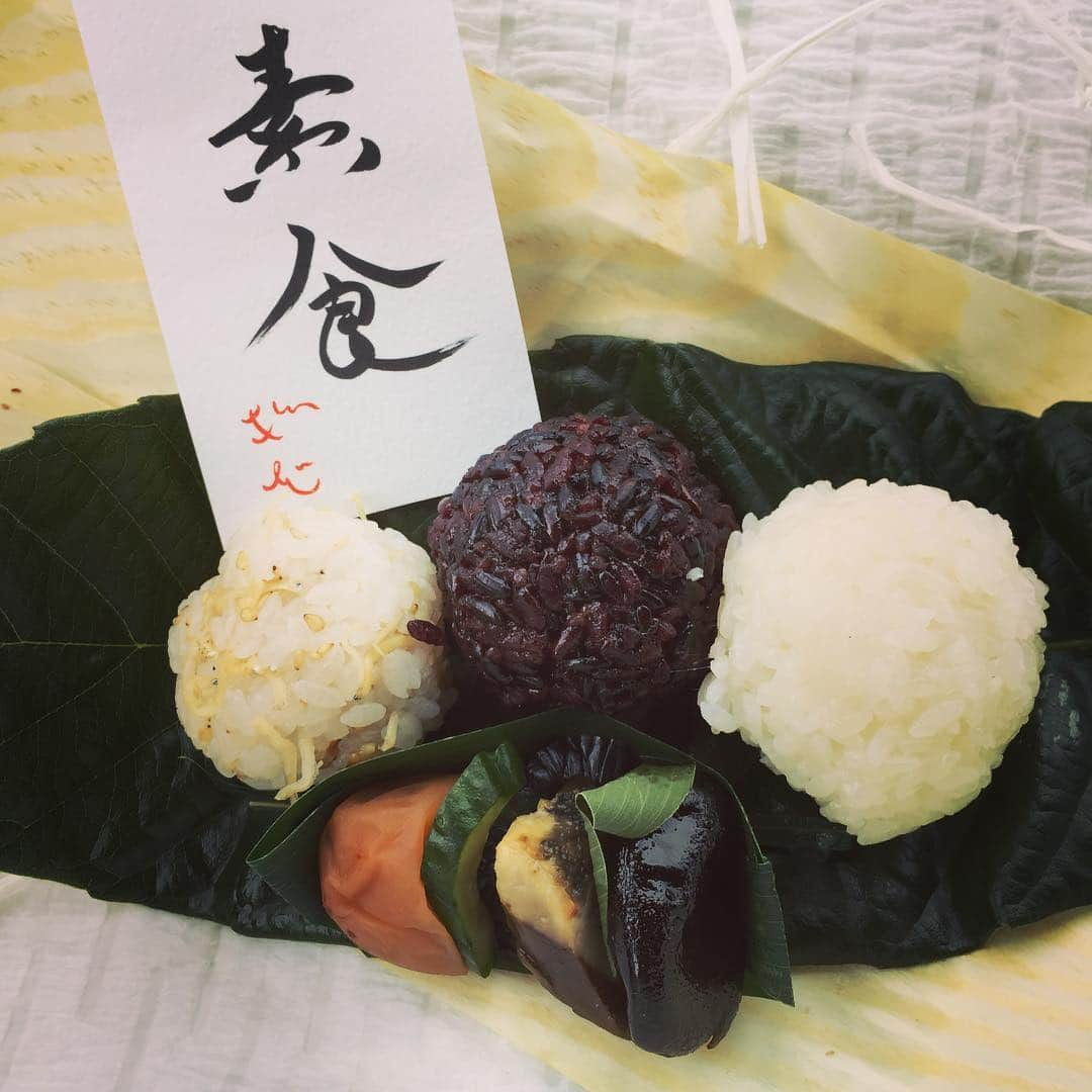 INSIDE FUJINGAHOさんのインスタグラム写真 - (INSIDE FUJINGAHOInstagram)「「江之浦測候所」内覧会で振る舞われたお弁当。新米とじゃこ、古代米、もち米のおにぎりに小田原曽我産の十郎梅梅干し、地きゅうりと地なすのぬか漬け、小田原産宗田鰹・塩漬けの炭火焼。デザートにお多福豆！しみじみ美味しい「素食」、ごちそうさまでした。#ルイナール も美味でした◎ #素食 #お弁当 #地産地消 #杉本博司 #榊田倫之 #新素材研究所 #江之浦測候所 #小田原 #ニューオープン #開館 #現代美術 #アート #神奈川 #神奈川県 #婦人画報 #fujingaho #fujingahojp」10月6日 14時14分 - fujingahojp