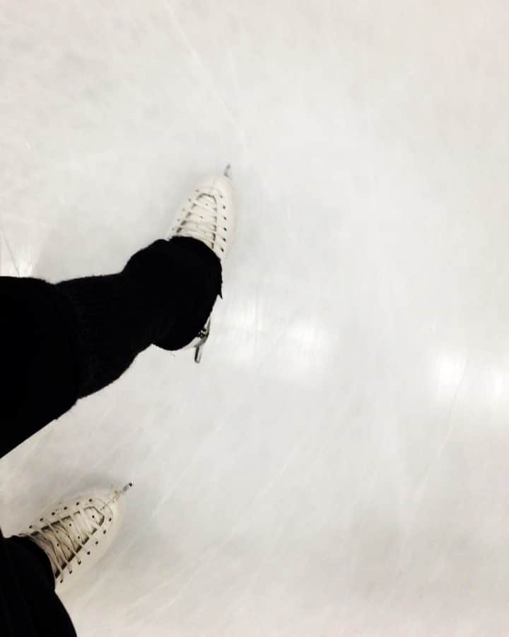 イザベル・オルソンのインスタグラム：「Spinning into the weekend like 🌪 #skatesweden @johnwilsonblades @edeaskates #johnwilsonblades #edeaskates #edeafamily #teijasskateshop」
