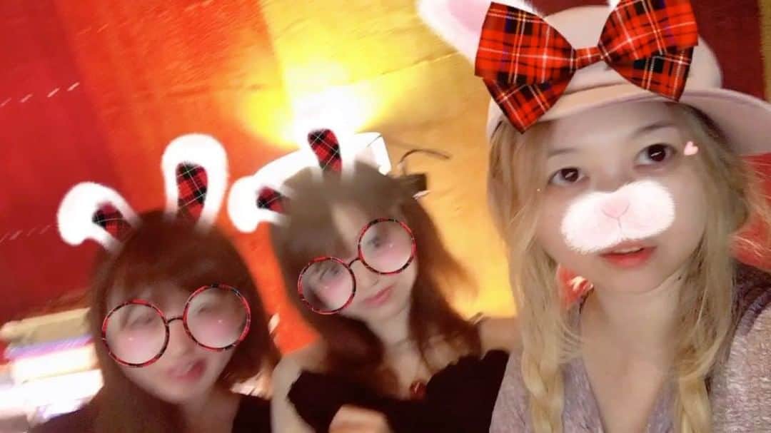 川瀬智子のインスタグラム：「ふたり赤チェック眼鏡かあ。そっちもいいなー🤔🍓って思ってたら最後奇跡が😇🌟✨ ★A. 赤チェックリボンうさみみ+モフモフハナ ★B. 赤チェックうさみみ+眼鏡  どっち好き？😉 &このあとBDサプライズをしたよ🎉🎂🥝🍓🍐🍒🍑🍌🍏」