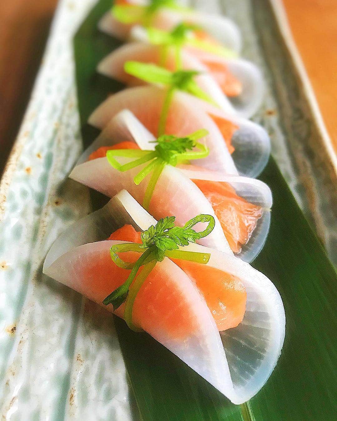 Chinamiさんのインスタグラム写真 - (ChinamiInstagram)「Marinade of salmon with Japanese radish🌿 お味は、ほぼサーモンマリネ^ ^ #前菜 #とりあえず野菜食 #野菜を見ると何かしたくなるビョーキ (よかったらこのタグ使ってください。えっ？要らない？笑) . みなさま、どうぞ良い週末を〜 . #ちなみ寿司  #野菜を見ると何かしたくなるビョーキ」10月6日 18時11分 - chinamiphoto