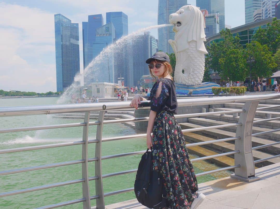 あや猫さんのインスタグラム写真 - (あや猫Instagram)「今、#新婚旅行 で#シンガポール に来ております...😎✨ 観光客っぽくマーライオンの前で📷笑 ・ 人生で一度は泊まってみたかった#マリーナベイサンズホテル へ宿泊しました。 そして有名な#天空プール こと#Infinitypool にも行けました...！🏊✨ サンズに泊まらないとこのプールには入れないから、本当に来れてよかったです。感動、大満足。 ・ 帰るのは日付変わって明日のAM6:00の早朝便です。（早い...） ・ ストーリーズでシンガポールについておすすめのお店についてフォロワーの皆様に問いかけたら、DMからいろんなお店教えてくださって！ 助かりました！ありがとうございます🙏✨ 皆さん優しい(´；д；｀) ・ 今回一つだけ残念だったのが、事前にハイティーを予約していなくて行けなかったこと。。☕😅 一番の目当てのラッフルズホテルはタイミングが悪く改装中（来年までらしい）、リッツカールトンもフラトンベイも全滅😨 また日本帰ったら、ホテルのアフタヌーンティー一緒に行こうと言ってくれたので🙏後日行ってきます。。笑 ・ 帰ったら、ブログに【今回の旅に持って行った化粧品】についてやコーデもアップしようかな😄✨ しばらく動画とか更新してないけど、また帰ったらいつもの感じに戻しますね（　^ω^） ・ ☆━━━━━━━━━━━━━━━━━━━☆ #旅行 #新婚 #夫婦 #マリーナベイサンズ #Singapore #マーライオン #新婚デート #couple #couplephoto #merlionpark #ハイティー #海外旅行 #ハネムーン #仲良し夫婦」10月6日 18時22分 - ayanekotan