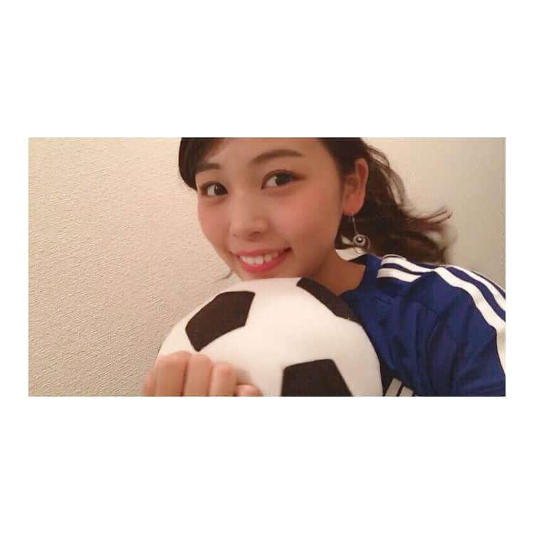 山根七星のインスタグラム：「🇯🇵2-1🇳🇿 サッカー日本代表勝利⚽️🏆✨ おめでとうございます🎉 いやぁ本当に嬉しくて興奮状態です😳 本日は残念ながらスタジアムまで足を運ぶことが出来なかったのですが、サッカー観戦が大好きなのでよく観にいくんです😌💓 写真はその時のものです♪ サッカーを観て、金曜ロードSHOW！を見て最高の金晩だぁ〜😆✨ 以上、本日のInstagram担当は山根七星でした😊 #サッカー日本代表  #勝利 #やったぁー🙌  #勝利の笑みを君と #音楽も大好き💕  #本日のInstagramは #山根七星 #が担当しました #ななすたぐらむ #同志社女子大学 #ミスキャンパス」