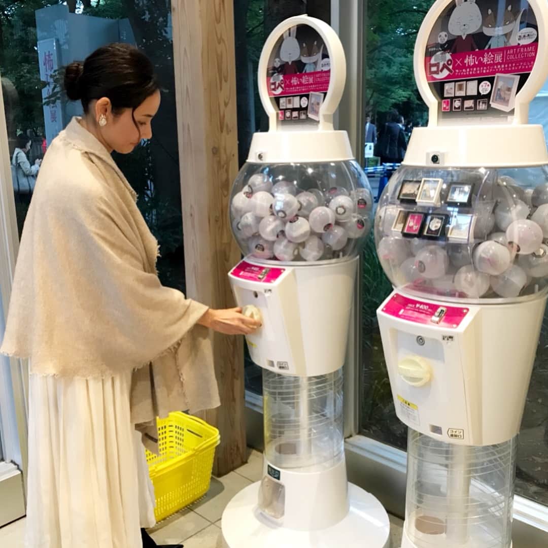 吉田羊さんのインスタグラム写真 - (吉田羊Instagram)「関東圏の皆様、お待たせしました。 「怖い絵」展@上野の森美術館、 いよいよ明日10/7から開幕です。 今回は神戸よりも少しだけ日数の長い71日間。 音声ガイドでは、 東京会場限定のボーナストラックが聴けたり、 売店では、 紙兎ロペとのコラボ商品が買えたりします。 （紙羊ヨウが載っているのは、クリアファイル、メモ帳、蛍光ペン、ハンドタオル） ガチャガチャは、良ければ運試しでゼヒ。 #羊の音声ガイドは550円 #借りる価値は大アリ #明日は王様のブランチに #午前中は4人で #午後は羊ひとりで #夜は感謝祭にも出るよ #明日は久しぶりに #お祭りだね #わっしょい」10月6日 23時31分 - yoshidayoh_official