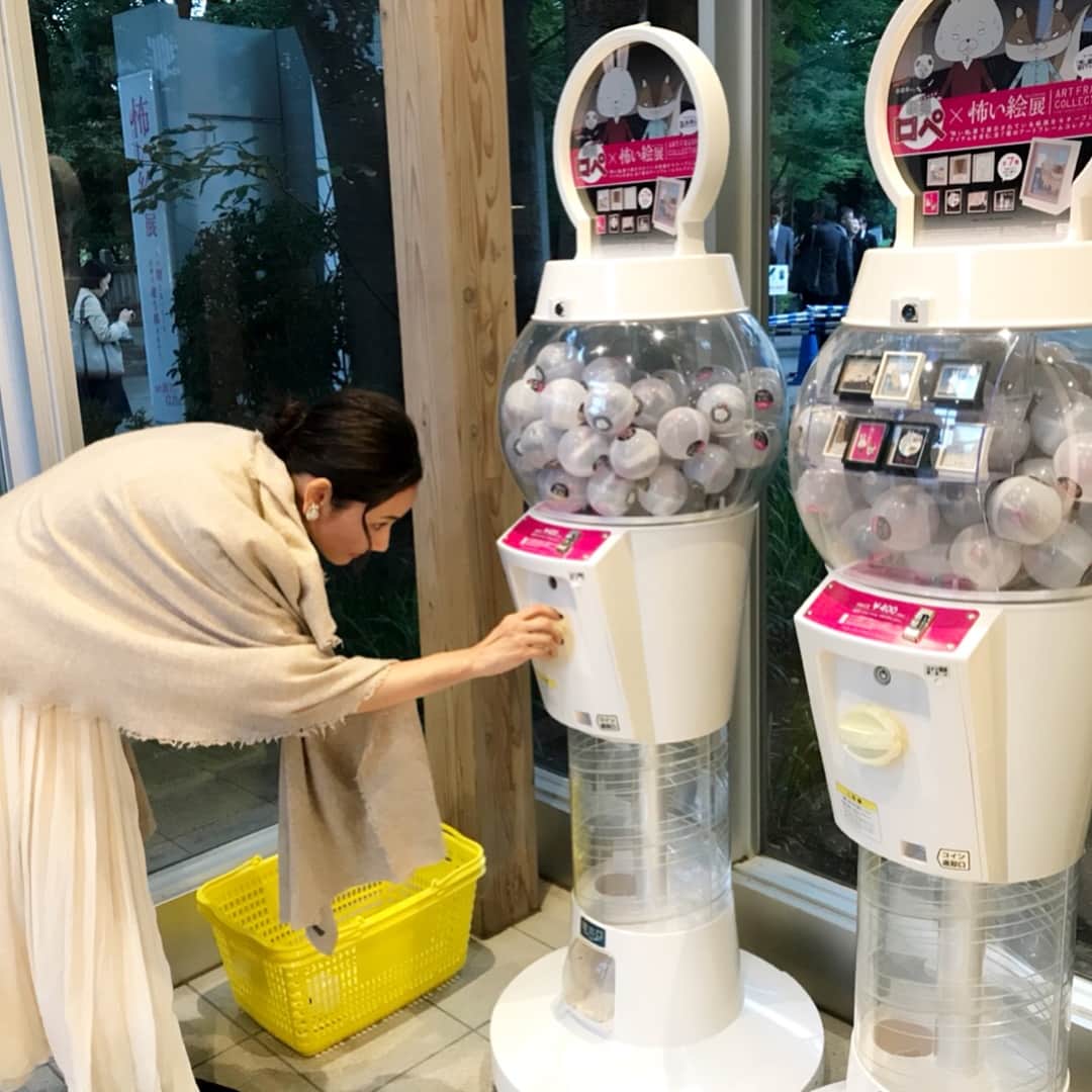 吉田羊さんのインスタグラム写真 - (吉田羊Instagram)「関東圏の皆様、お待たせしました。 「怖い絵」展@上野の森美術館、 いよいよ明日10/7から開幕です。 今回は神戸よりも少しだけ日数の長い71日間。 音声ガイドでは、 東京会場限定のボーナストラックが聴けたり、 売店では、 紙兎ロペとのコラボ商品が買えたりします。 （紙羊ヨウが載っているのは、クリアファイル、メモ帳、蛍光ペン、ハンドタオル） ガチャガチャは、良ければ運試しでゼヒ。 #羊の音声ガイドは550円 #借りる価値は大アリ #明日は王様のブランチに #午前中は4人で #午後は羊ひとりで #夜は感謝祭にも出るよ #明日は久しぶりに #お祭りだね #わっしょい」10月6日 23時31分 - yoshidayoh_official