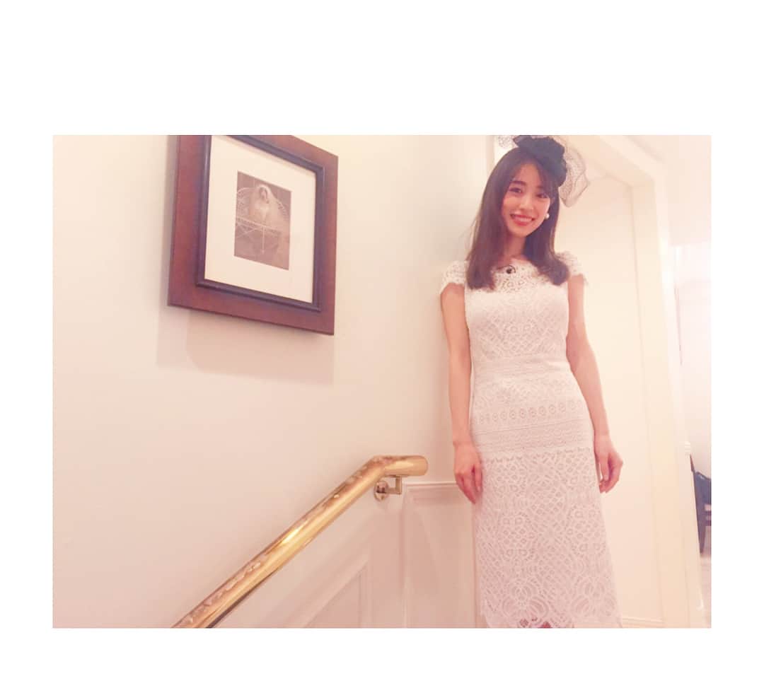 泉里香さんのインスタグラム写真 - (泉里香Instagram)「凱旋門賞に合わせたドレスアップ🏇🏇🏇 ヘッドアクセをつける機会はなかなかないけれど、 ドレスに合わせて、こういうアイテムを上手く使えるとステキだなぁ💫全身はモノトーンだけど、マットな赤リップで華やかに💄 #dress#tadashishoji #accessory#ca4la#ウマでしょ#衣装#凱旋門賞」10月6日 23時36分 - rika_izumi_
