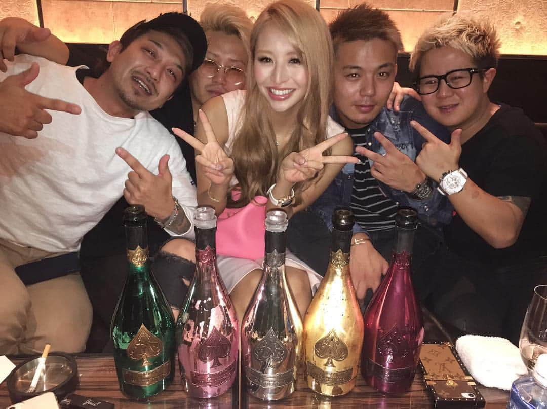 門りょうさんのインスタグラム写真 - (門りょうInstagram)「会いに来てくれて初対面いきなり コンプリートあざーーーす😻💖 #クラブ門#MON#北新地#門りょう#アルマンド姉さん」10月7日 3時07分 - rio19891015