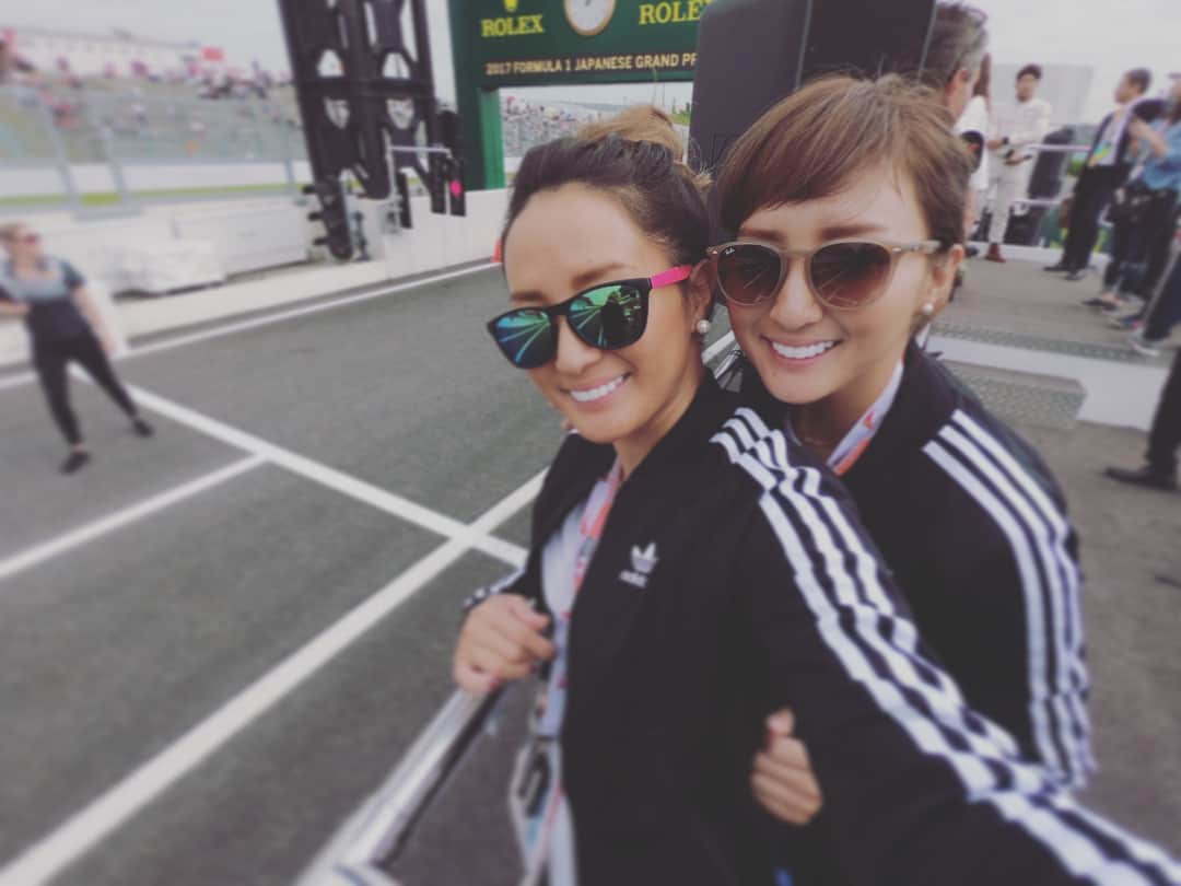 木村真野のインスタグラム：「F1観戦に鈴鹿きてます👯🏁 今回はIQOSラウンジに👍💕 さすがF1⭐️すべてのクオリティが違う💦😭 フェラーリとのコラボIQOS可愛い😋💕 楽しみまーす💕🙋🏁 #mayasaya #まやさや #F1 #鈴鹿 #鈴鹿サーキット #suzuka #Japan #IQOS #iqoslounge #cute #PR #thankyou #adidas #adidastokyo #adidasoriginals #adidastwins #GoPro  #GoPro hero6 #GoProhero5 #Goprojp #twins #楽しみます」