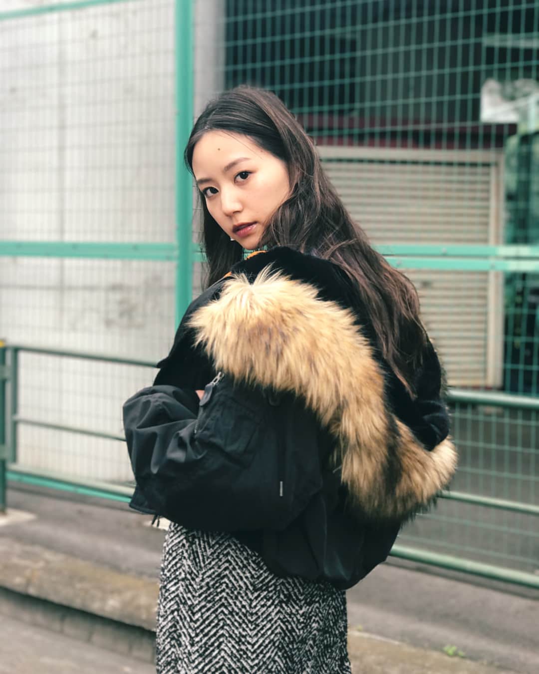 Shiho Sasakiのインスタグラム：「◾︎SHORT N2B❄️ このビッグフードがたまらなく可愛い❤️ 今年のファーはリアルより上質なエコファーを使用してます🐻 MOUSSY店舗、オンラインストアにて発売中です🙌 #MOUSSY#MOUSSYSNAP」