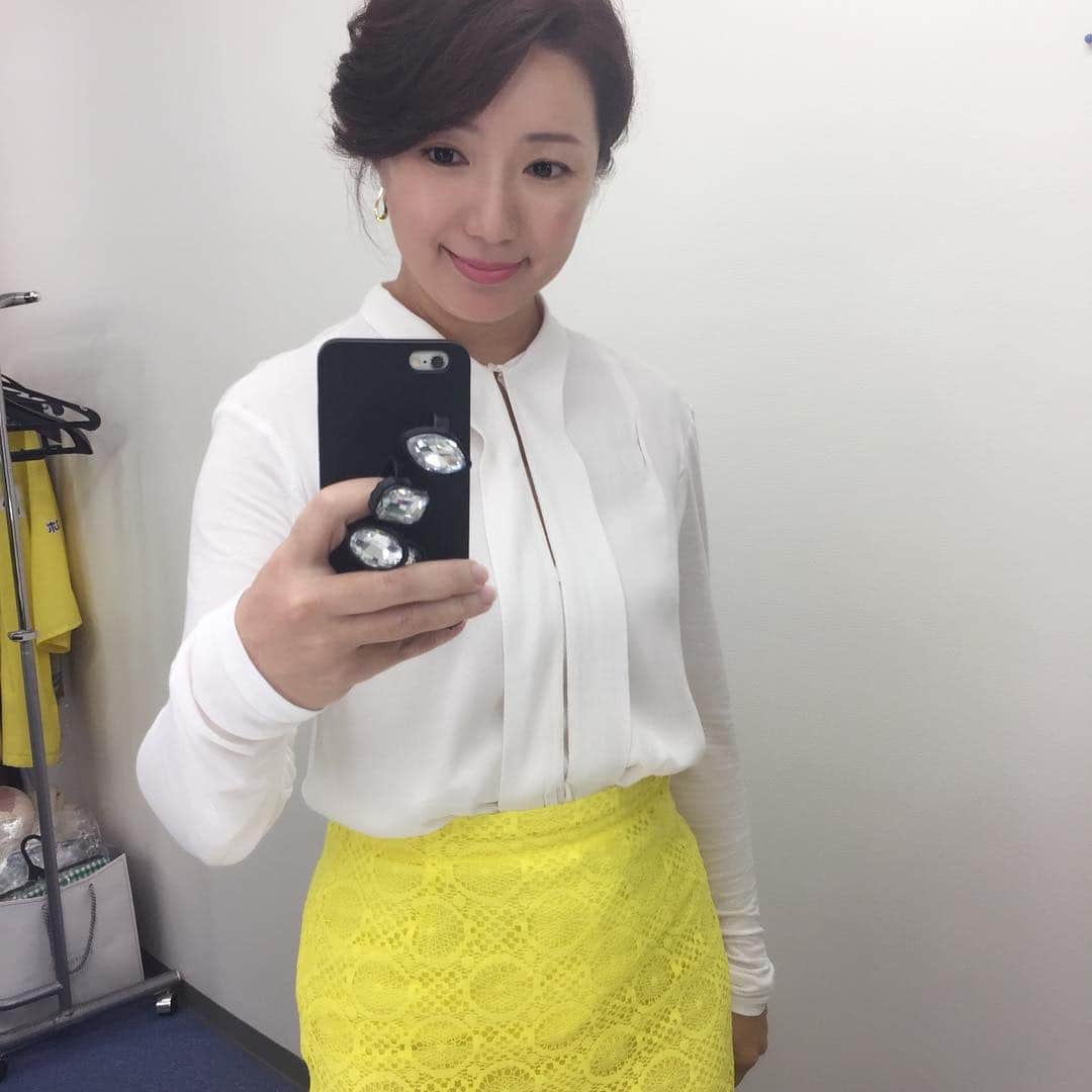 角田華子さんのインスタグラム写真 - (角田華子Instagram)「#土曜ニュースファイルcube  #衣装 #白ブラウス#黄色いスカート #MAX&CO」10月7日 15時31分 - sumidahanako