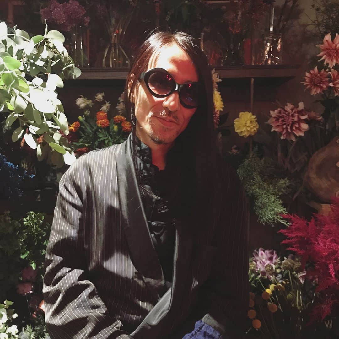 早坂香須子さんのインスタグラム写真 - (早坂香須子Instagram)「丸山邸1周年で猛烈に忙しかったに違いないのに、会場のお花やライトのしつらえ、こういう小さな者達の細やかな心配りとおもてなし。  敬太さん、心から尊敬してます。 eatrip の野村友里ちゃんの花様年華をイメージした美味しいお食事や、ジョニー楓さんの占いに中国伝統影絵のエンターテイメント。 全てが素晴らしいホスピタリティに溢れてました❤️ #keitamaruyama #丸山邸1周年#eatrip#YumieKazama #花様年華#inthemoodoflove#チャイナドレスからはじまるkeitaとyumieのロマンティックstory」10月7日 9時01分 - kazukovalentine