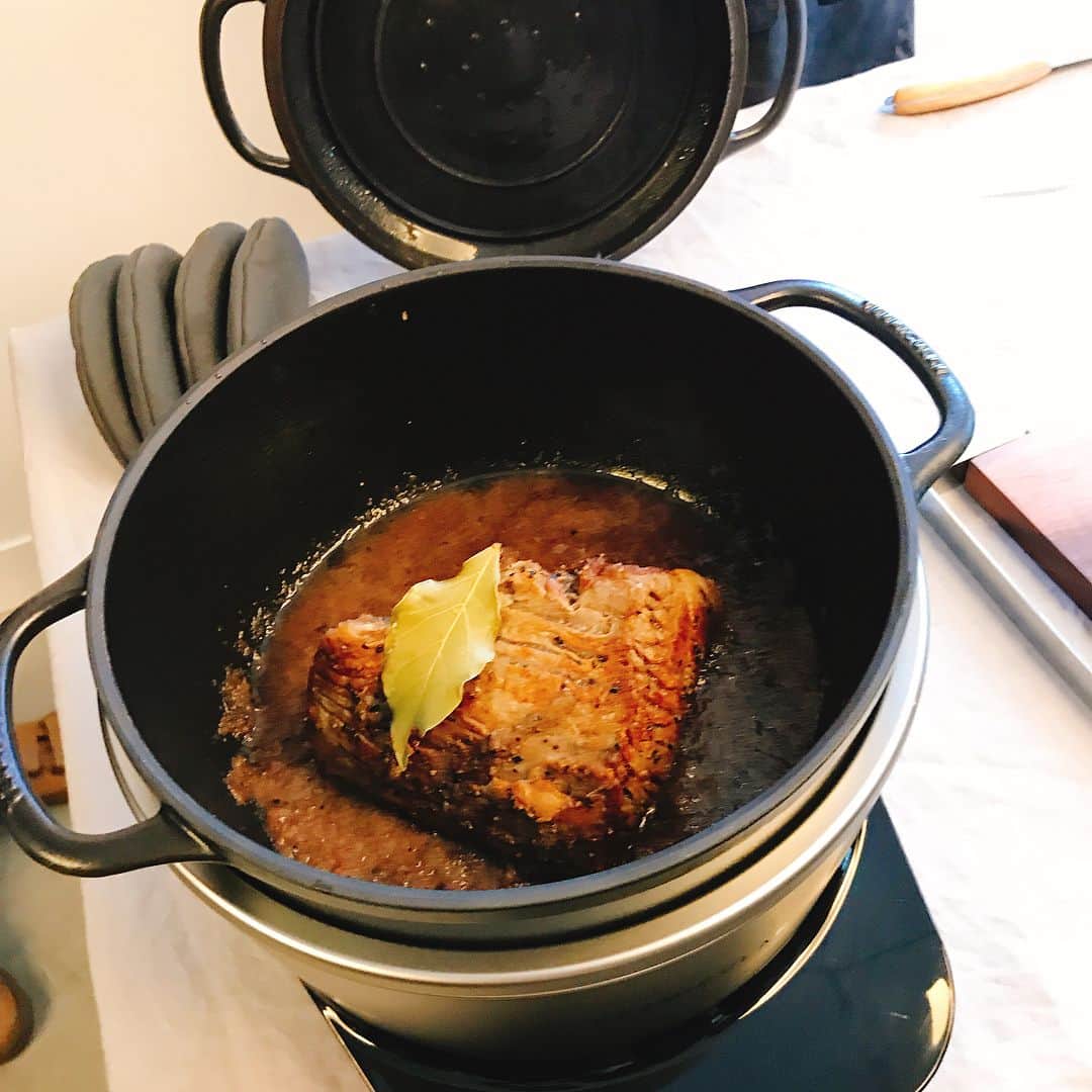 東原亜希さんのインスタグラム写真 - (東原亜希Instagram)「@cooking_very × @vermicular_japan の試食会へ💕ご飯、カレー、スープ類以外使ったことなかったので新しい使い方に感動！ローストビーフが美味しすぎて感動〜！絶対やろう😋 #cookingvery #バーミキュラライスポット」10月7日 10時11分 - akihigashihara