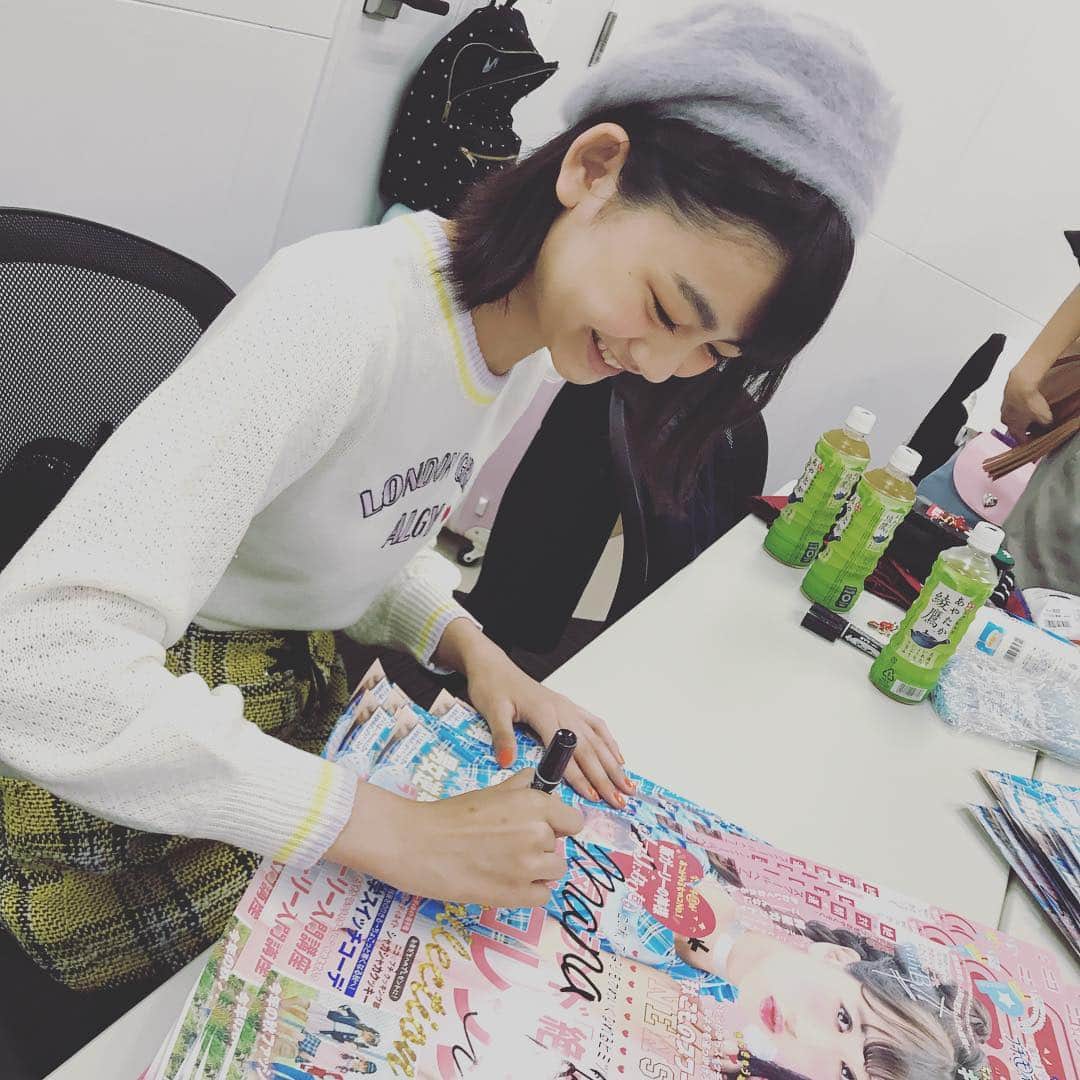 ニコ☆プチのインスタグラム：「日本ではアルジーのイベントが開さい中！ リンとマナがららぽーと海老名店に遊びに行くよ！ 現在一生懸命サイン中☆ みんなに会えるのを楽しみにしてます♪  #ニコプチ  #algy  #高田凛  #安村真奈」