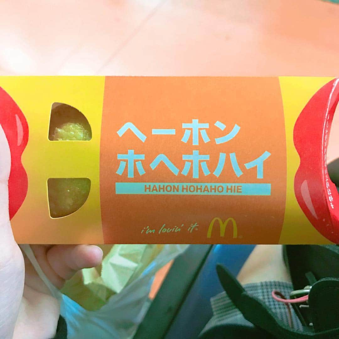 長澤茉里奈さんのインスタグラム写真 - (長澤茉里奈Instagram)「懐かしい味ーーーー  高校生のとき、急にベーコンポテトパイが販売しなくなってめちゃ悲しかったなぁー でも期間限定で復活販売するようになってからはプレミア感というかレア感というか、ベーコンポテトパイの美味しさをより一層味わえるようになったね。 いつもあると食べないけど、期間限定なら食べたい！！！！ きっと、チキンタツタとかもそのくくりだ。 期間限定にして正解なのかもね〜☺️☺️☺️❤ ホクホクで美味しい〜最高 #mcdonalds #ベーコンポテトパイ #ヘーホンホヘホハイと注文する勇気はない」10月7日 11時47分 - marinanagasawa1008