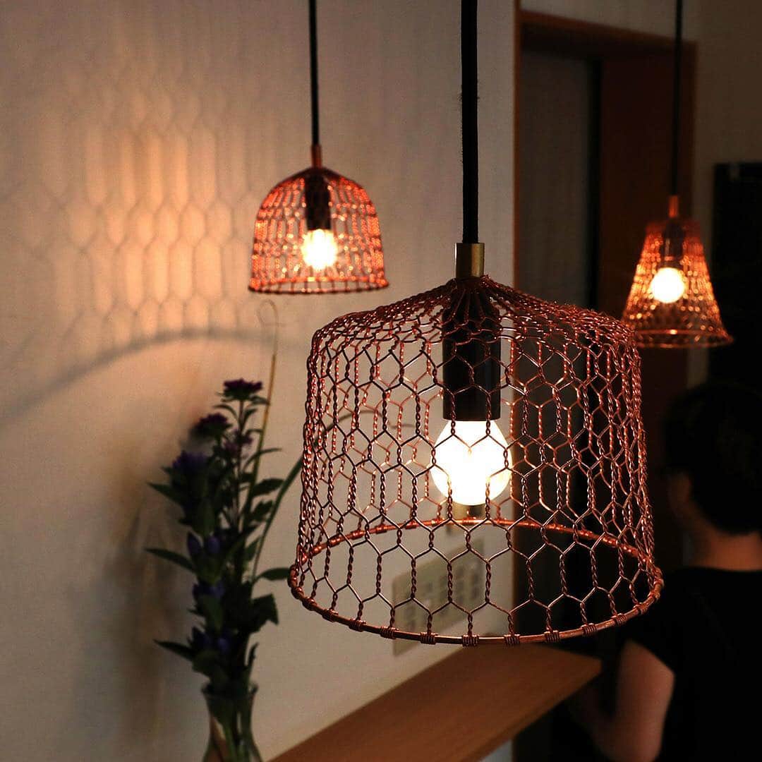 日本経済新聞社さんのインスタグラム写真 - (日本経済新聞社Instagram)「京金網の金網つじは、ランプシェードなど現代のライフスタイルに合った商品を手編みで作っています。点灯すると壁に繊細な模様が浮かび上がります。#京都　#伝統工芸　#伝統工芸品  #kyoto #japan」10月7日 12時06分 - nikkei