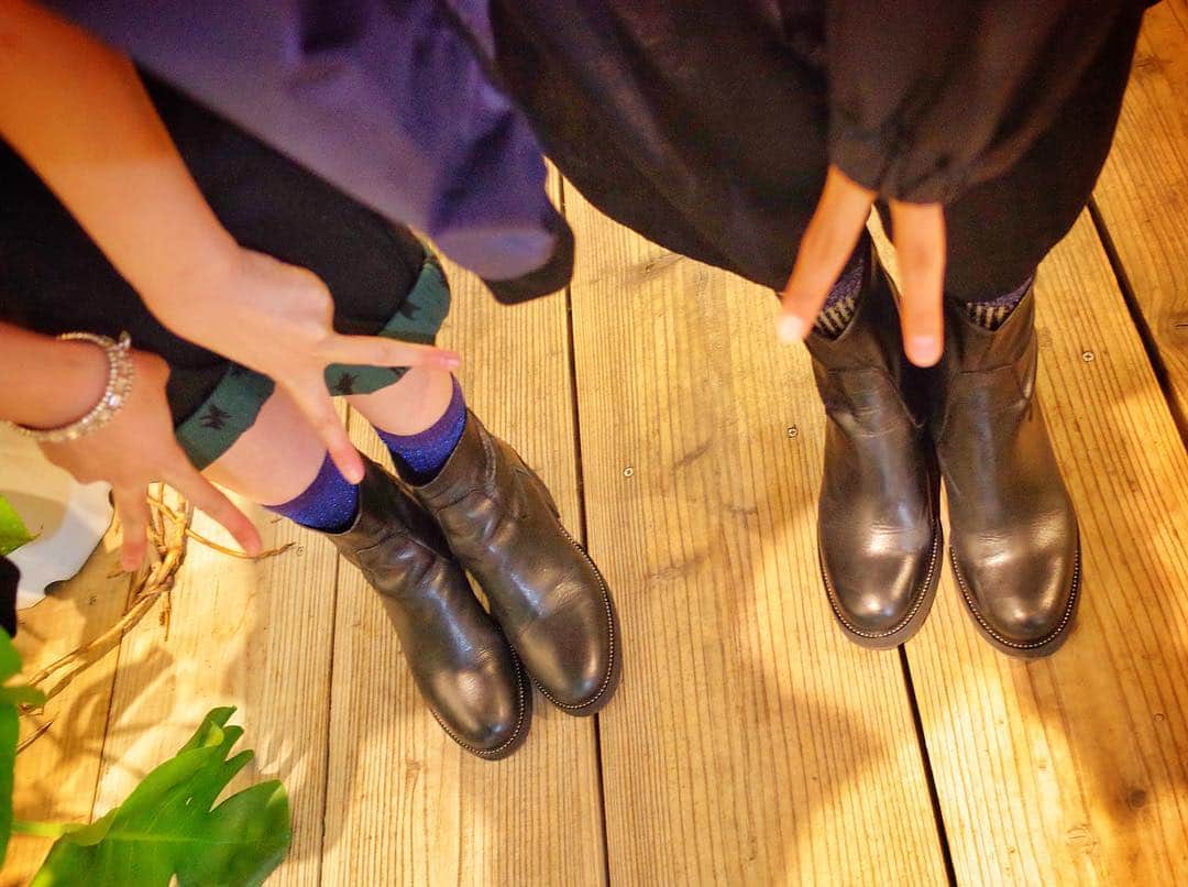 中村優さんのインスタグラム写真 - (中村優Instagram)「のびのび放牧中の吉岡聖恵さん。なんと偶然にもブーツおそろい。靴下まで同じの持ってるw #いきものがかり」10月7日 13時39分 - nkmr_yu