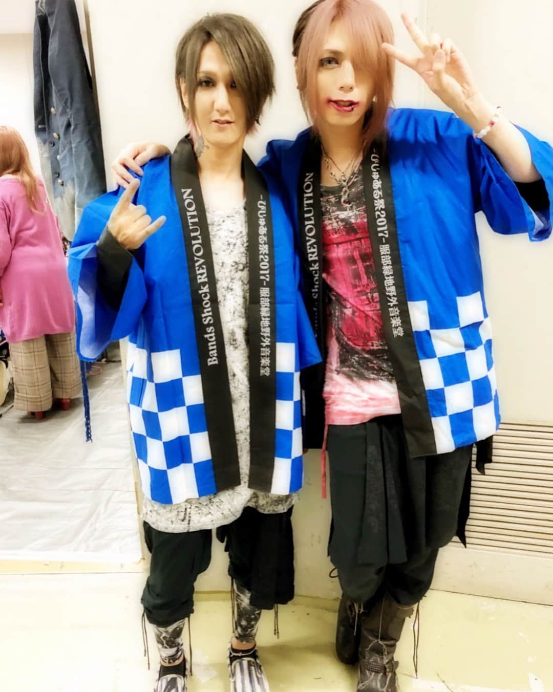 のインスタグラム：「改めてびじゅある祭お疲れちゃん。 はい、FEST VAINQUEURのGAKUちゃん( •́ .̫ •̀ )はっぴ着ろ着ろ言うから着たんだけど似合わないのなんのって。押し切られた。 智がすげー気持ち良いって言ってたけど、環境が整えば野外もいいよなー！やっぱビーチっしょ！」