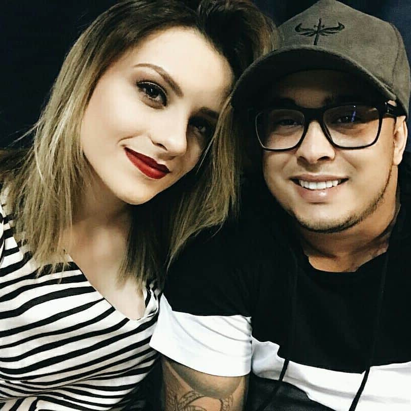 のインスタグラム：「Hoje o dia é dela 🎉❤ Feliz aniversário @sarinhab_ que Deus continue te abençoando e iluminando seu caminho.  Que você continue sendo essa pessoa incrível e maravilhosa 💜  Aproveite muito seu dia 🎉🎁🎂」