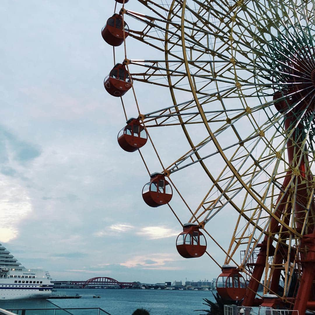 椎名可憐のインスタグラム：「神戸。 東京の家で想いを馳せる。  #観覧車 #観覧車🎡 #神戸 #海の見える風景 #海 #ハーバーランド #kobe #ilovekobe #japan #hyogo #旅 #振り返り」