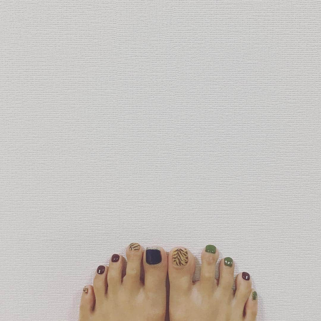 青木愛さんのインスタグラム写真 - (青木愛Instagram)「フットネイル変えました🐾💅🏻💓 ネイビー、ボルドー、ベージュ、モスグリーンで秋ネイル🍁🌰🐿❤ 落ち着いたカラーはちょっと新鮮☺️💙 #ネイル #フットネイル #秋ネイル #💅🏻」10月7日 17時55分 - aiaoki_official