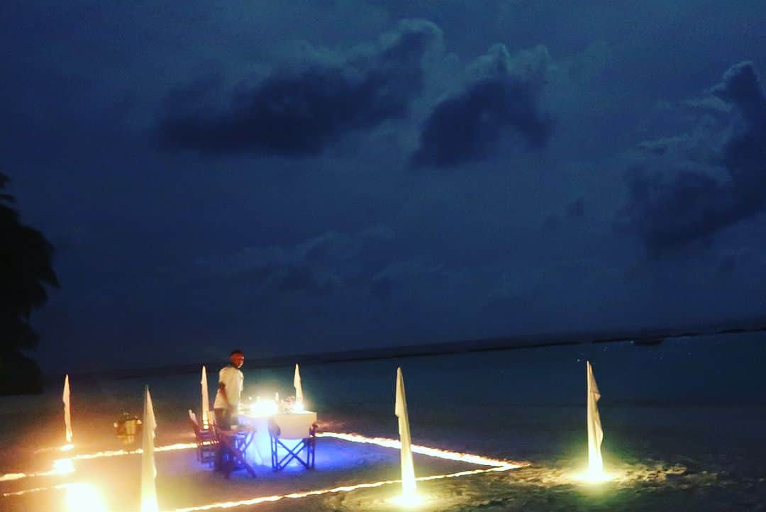 馬淵優佳さんのインスタグラム写真 - (馬淵優佳Instagram)「モルディブ3泊はコンスタンスハラヴェリに宿泊❣️すごく大人っぽい雰囲気でした。ナイトフィッシングで釣った魚をランチで食べたり、満月の夜にビーチでディナーを食べたり… 仲良くなったスタッフの方と離れるのが辛かったです😭 #constancehalaveli#maldives#honemoon#beach#happy」10月7日 18時29分 - mabu0205
