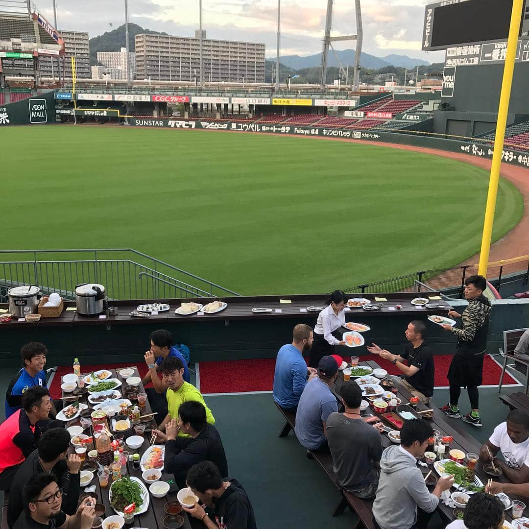 ブラッド・エルドレッドのインスタグラム：「Team dinner at the stadium! #carplife #family #mazdastadium⚾️ #エルドレッド55」