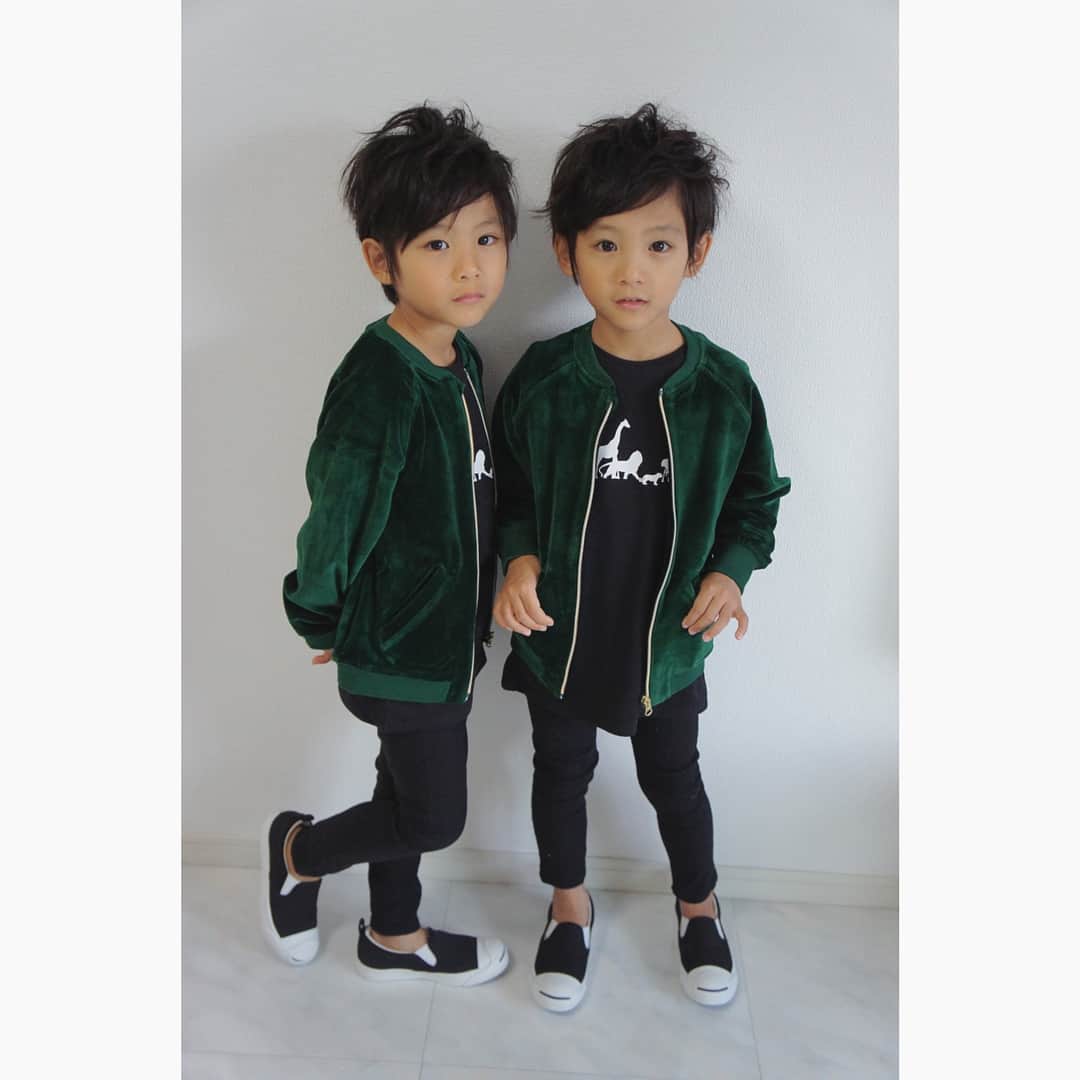 ayakoさんのインスタグラム写真 - (ayakoInstagram)「❤︎ 今日はゴリラ🦍の服着て 夜は志村どうぶつ園のマウンテンゴリラ🦍 を一生懸命見てました❤︎ * * outer and T-shirt @tao_and_friends ❤︎ #taoandfriends#fashion#coordinate#ootd#trend#outfit#instafashion#twins#ig_kidsphoto#ig_twins#cutetwinsclub#kids_japan#love#kidsfashion#twinslove#twinsboys#mamagirl#6歳#ママリ#男の子#双子」10月7日 21時20分 - ayaya315