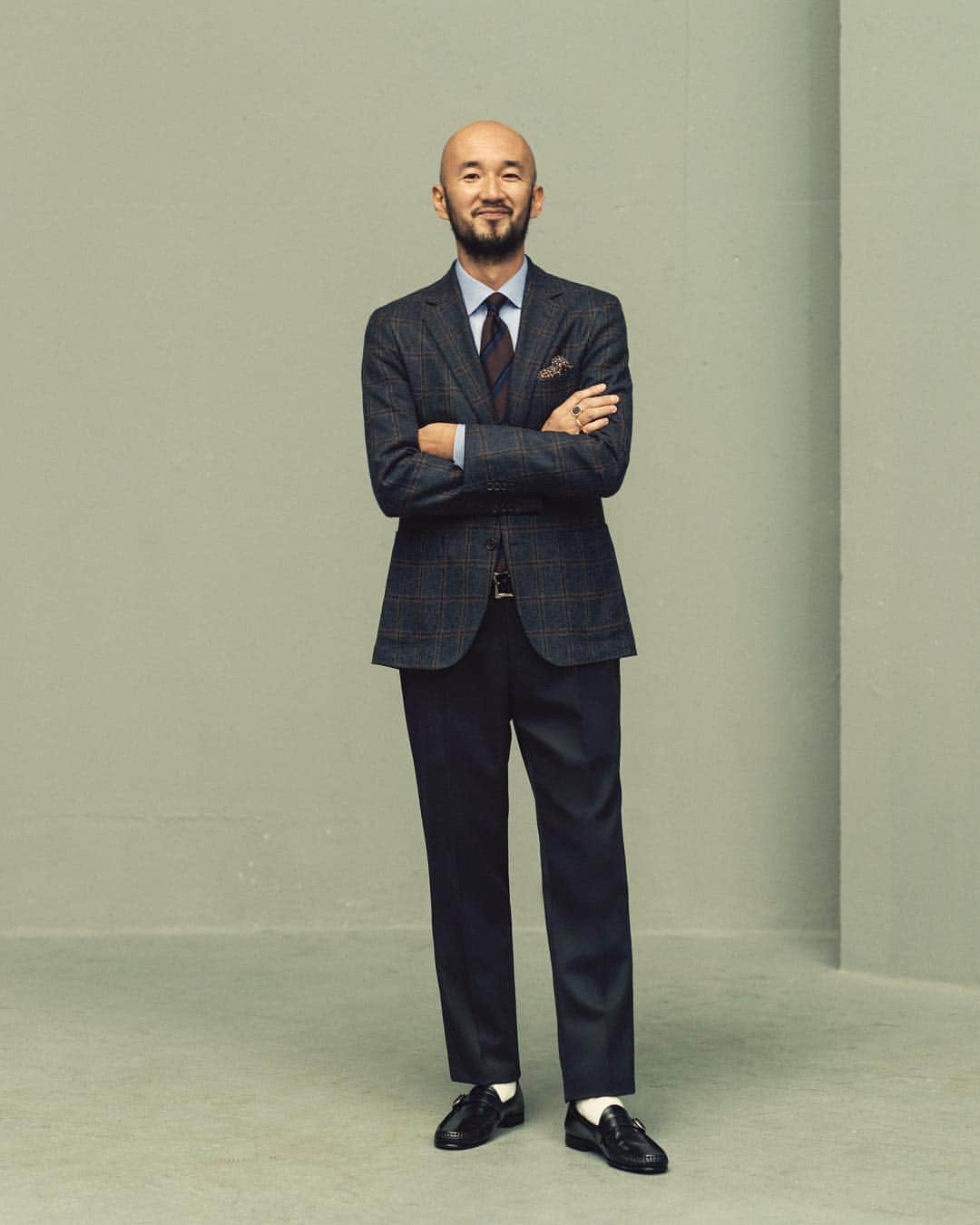 長山一樹のインスタグラム：「客は服だけでなく価格や機能や暮らしに纏わるモノやカフェを求めてきたけれど、最終的には人間の個性を求めるのではないだろうか。 ユナイテッドアローズの毎月更新されるメンズルック(WEB)10月〜12月までは、いわゆるモデルではなくユナイテッドアローズで実際働く人達を被写体にし、1人一体各々の個性を生かしてリアルでありながら鮮度の高いルックをご覧になる事ができます。必見です。 @unitedarrows_official  #unitedarrows  Photo #kazukinagayamaworks  Creative Director @kow_bow  Hair @t.cutters  Edit @kai.tokuhara  #photography #photographer #hasselblad #h6d #mensfashion #portrait #authentic」