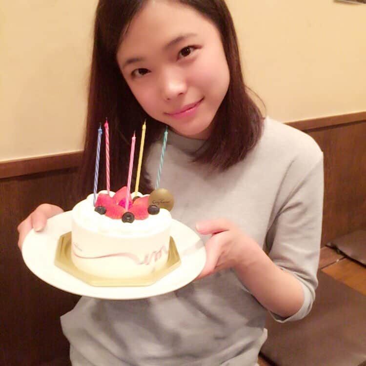 亀井理那のインスタグラム：「お誕生日当日は、家族みんなでお祝いしてもらいました☺️💓💓 私は幸せ者だなぁ✨ 25歳、素敵な歳にするぞ〜♪♪ #亀井理那 #女優#タレント#お誕生日#バースデーケーキ #25歳になりました」