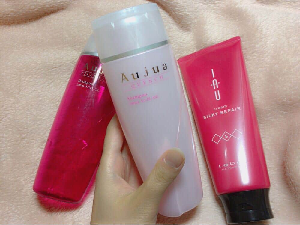 福岡真菜のインスタグラム：「今日は毎日のヘアケアについて👩🏻💕 (特にロングヘアなので、お手入れ必須です笑)  毎日使っているシャンプーは【Aujua 〜QUENCH〜】！ 美容院でいつも購入してます💭  香りはもちろんですが、日本人の髪の毛の性質にあったシャンプーで、お悩みに合わせて10種類以上あるみたいです💓  季節やその時一番の髪の悩みに合わせて、種類を変えてます！  トリートメントは【I・A・U】というもので、ローズのいい香りがお気に入りです💓 (普段はAINZ&TULPEで買ってます! )  こんなこと聞いても…という方もいるかと思いますが💦美容のことを調べるのが大好きで💓 よければ使ってみてください💓  #missgakushuin #gakushuin #ミスコン #ヘアケア #aujua #iau #shampoo #treatment」