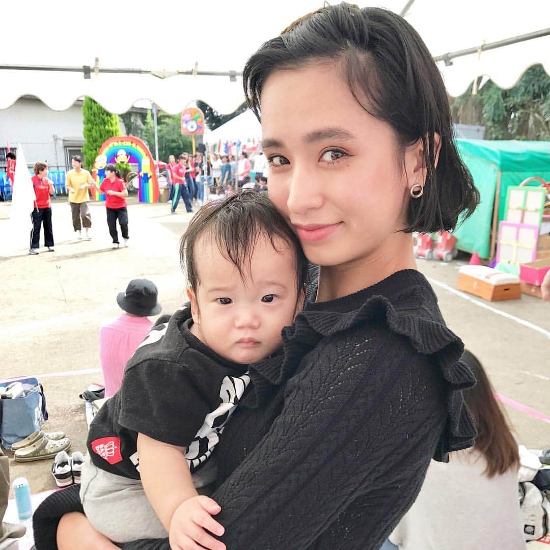持永真実のインスタグラム：「. ゆうわの運動会🌈👦🏻✨ 弟のひろとも一緒に応援👶🏻 子供たち可愛すぎて癒されてる😭💖💖💖💖💖」