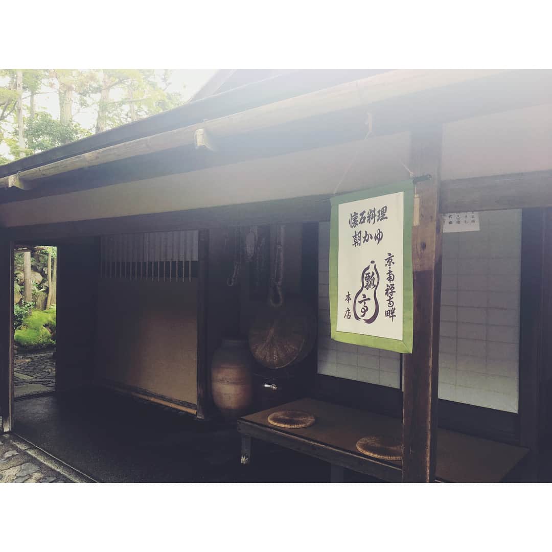 前川香緒里のインスタグラム：「一流の朝食を頂きに...👟*･ . 吉野葛の餡をかけて頂くお粥が絶品でした☺︎ . #京都 #ミシュラン #瓢亭 #朝粥」