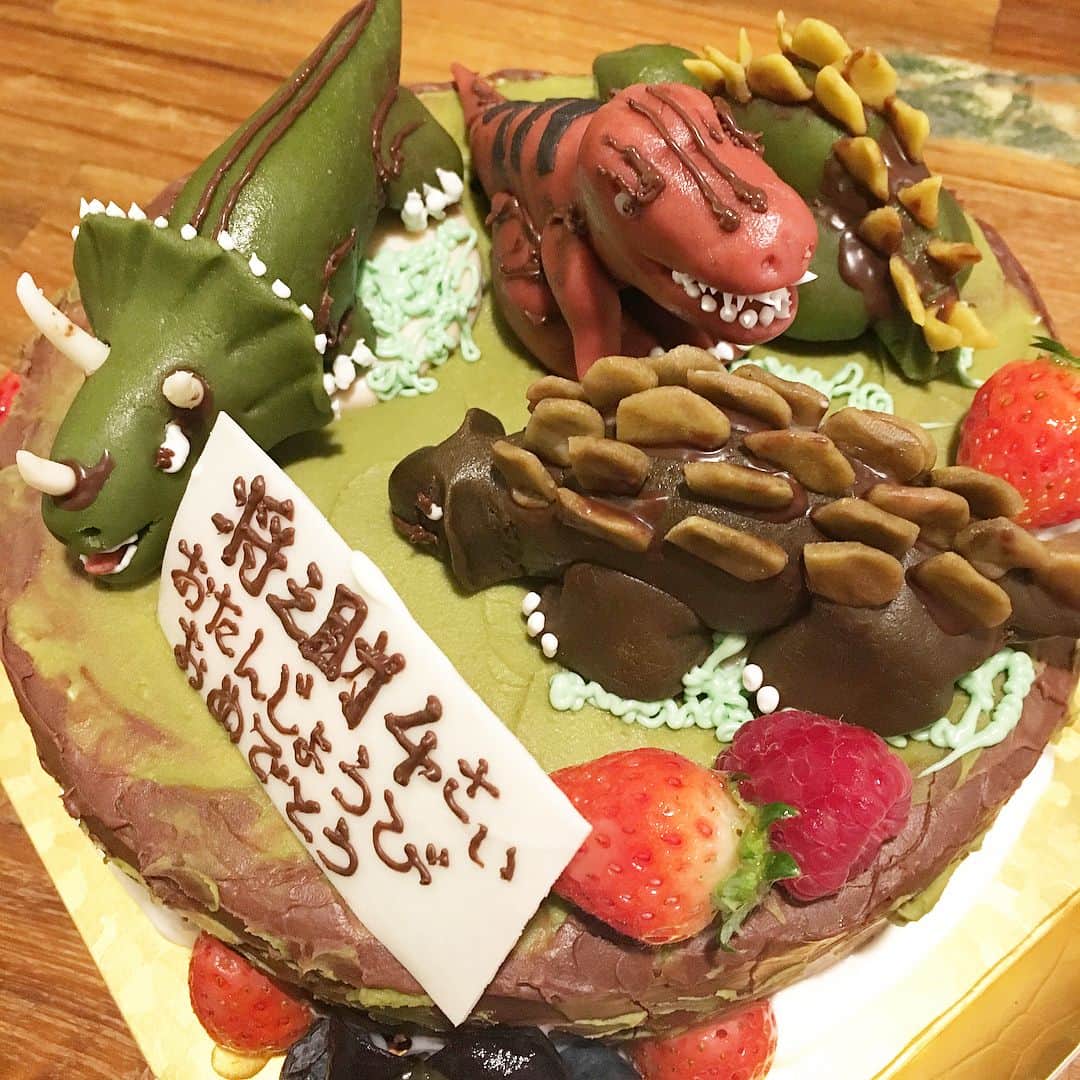大西宏明のインスタグラム：「凄いケーキでしょっ🎂  息子から「4歳だから 恐竜4体」って要望出ました😆  めっちゃ喜んでくれた(≧∀≦) ただ………高かった ￥ 😵 （笑）（笑）（笑）  #バースデー  #バースデーケーキ  #恐竜  #ティラノサウルス #トリケラトプス  #ステゴサウルス  #アンキロサウルス  #4歳  #だから  #4体  #パパも  #恐竜の名前めっちゃ覚えた #元野球選手の焼肉屋さんの中では1番 #instagood #instalike #instagram #instafood #birthday #birthdaycake #myfamily #foodie #gourmet #japan #love #like4like #osaka #yammy」