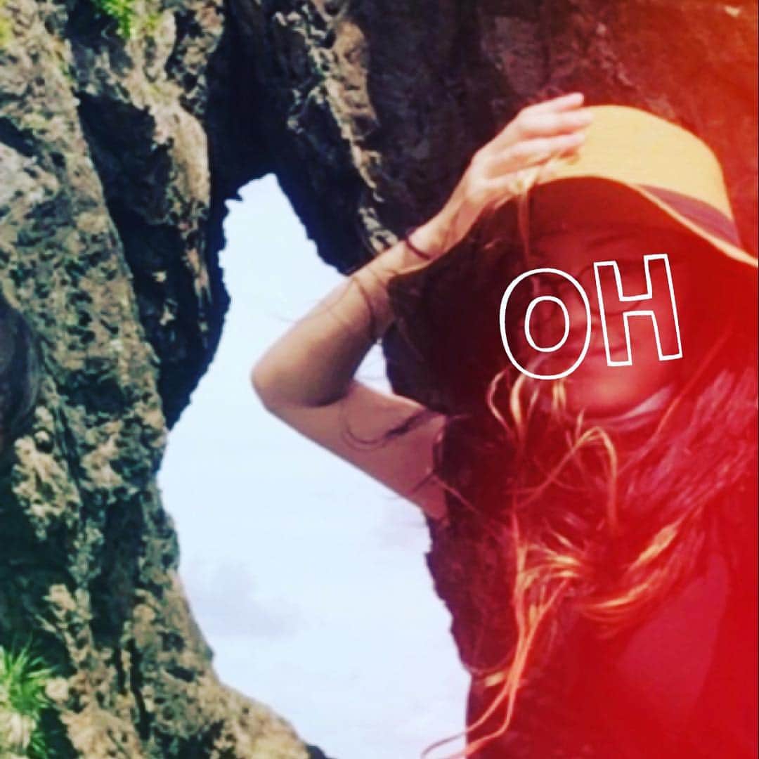 伊藤三巳華のインスタグラム：「龍神さまを呼んだ後に 撮った写真。 私だけ真っ赤に。。 #沖縄 #パワスポ #スピ散歩」