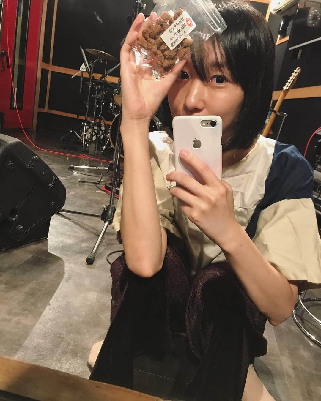 BŌMIさんのインスタグラム写真 - (BŌMIInstagram)「Guiterなっちゃんが奄美のお土産くれた💓 #ばばちゃんの豆な手づくり」9月14日 12時11分 - b_o_m_i