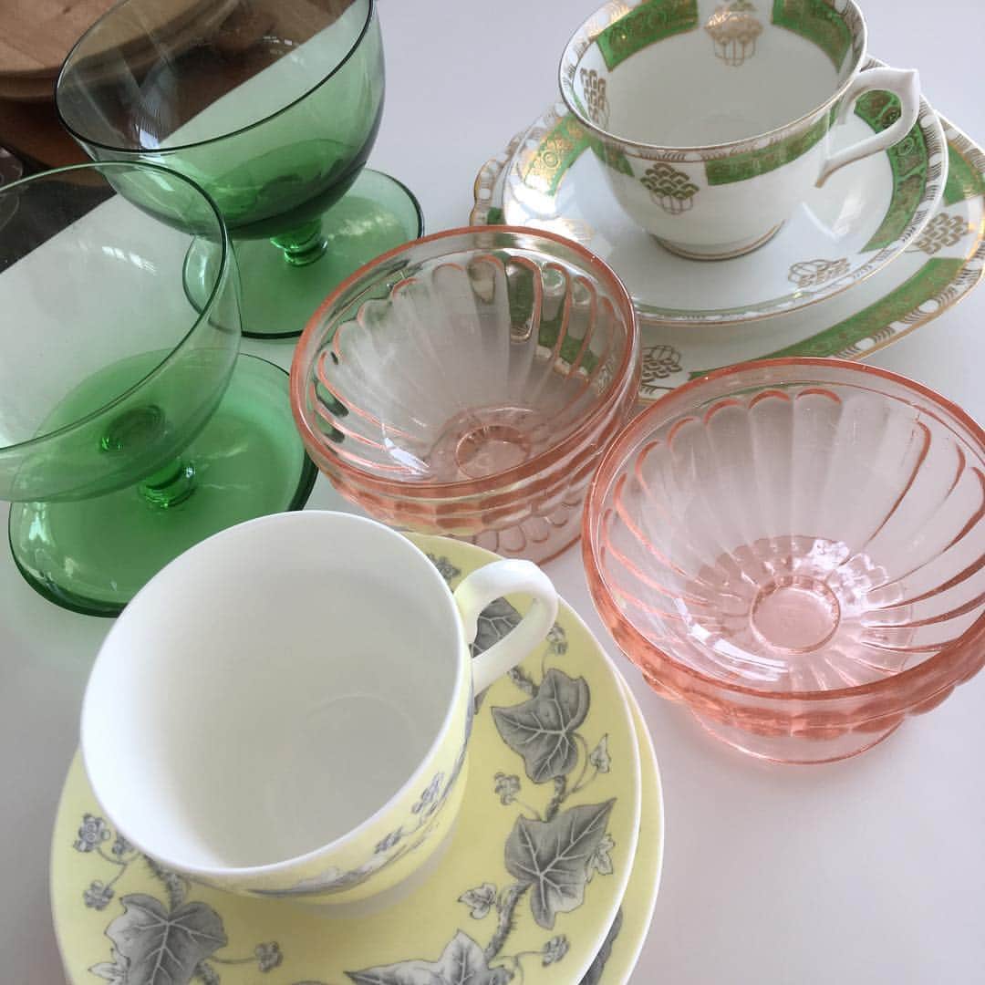 長谷川理恵さんのインスタグラム写真 - (長谷川理恵Instagram)「ヴィーガンスイーツ用の器が昨夜届きました。  ピンクのアイスカップは、色といい、形といい、パーフェクト💜 ティーカップにはお揃いのケーキ皿がセットで。 #そろそろアトリエ完成 #英国アンティーク🇬🇧 #antique #forvegandessert」9月14日 12時44分 - rie_hasegawa