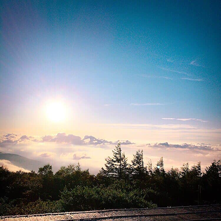 馬場良馬さんのインスタグラム写真 - (馬場良馬Instagram)「昨日は富士山での撮影。  天気が変わりやすく撮影するのには大変でしたが、 とても素敵なロケーションで英気を養えた気がしました(^^) そして、 明日15日は、 渋谷のアップリンクにて、 映画『アリーキャット』の舞台挨拶に登壇させていただきます‼︎! 渋谷での公開は最終日となります。  まだご覧になられてない方、 もう一度大きいスクリーンでご覧になりたい方、 ちょっと気になっていたけどまだ行けてない方など、 この機会にご来場頂けたら嬉しい限りです(^^)‼︎!」9月14日 13時29分 - ryoma_baba