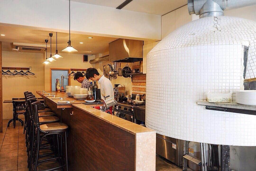 キッチンスターター のインスタグラム：「. 京都ナポリピッツァ隊 . 烏丸御池　「Pizzeria Solono」大野　亮 . 白と木を基調とした店内。右は炭窯です。 . 本場ナポリと同じく炭窯を積んだピッツァ専用のキッチンカーを購入したい。 . 皆様のご支援をお待ちしております。 . #クラウドレストラン #クラウドファンディング  #京都ナポリピッツァ隊 #京都  #烏丸御池 #solono #東山 #dayuki #七条 #Mercato #イタリア #イタリアン #ピザ  #ナポリ #本場 #炭窯 #キッチンカー #専用」