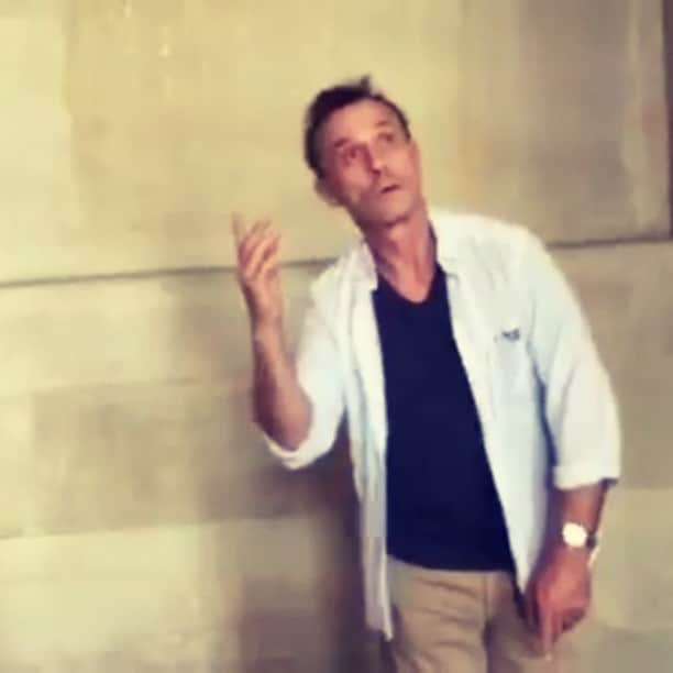 ロバート・ネッパーのインスタグラム：「#throwyerbackoutthursday When I had a bit of fun with some schweet fans #Louvre #tbt #the_robert_knepper_official」