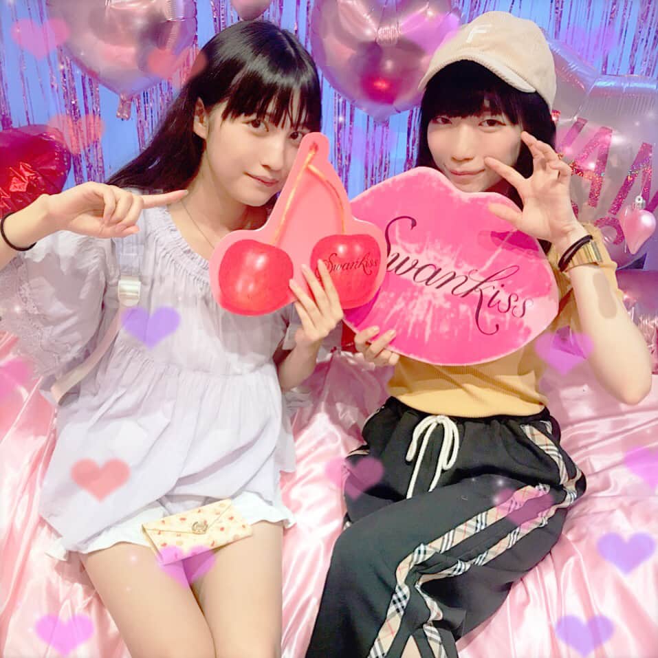 ぱいぱいでか美のインスタグラム：「にっちやんとSwanKiss/LastVirginの展示会へ。 めっちゃ可愛いMA-1つけてきたぞ〜！こういうことで先の季節を楽しみにしていきたい。 #swankiss #lastvirgin #exhibition ❄️ お洋服好きだから展示会楽しいな〜 今日のチェックラインのパンツもLastVirginだよ〜」