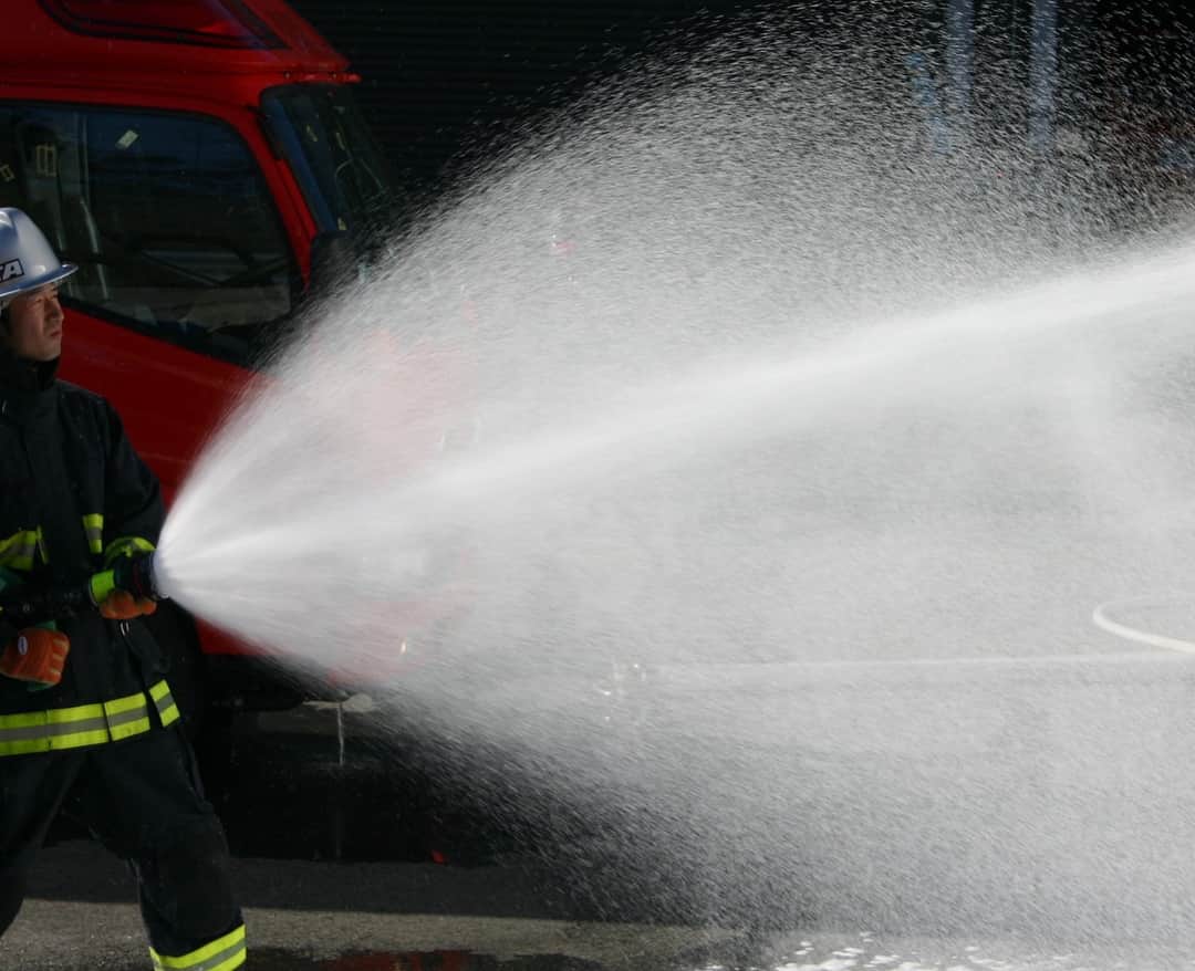 モリタさんのインスタグラム写真 - (モリタInstagram)「消防車のいろんなところに焦点をあてる新コーナー 「消防車にズームイン！」。 今回は、隊員の手元に見えるノズルにズームイン！  こちらはCAFSの能力を最大限に活かすモリタの「エコファイター」。 水、混合液、泡への切り替えや、流量の切り替えの操作が簡単。 さらに、手元の『放水形状変更リング』をひねるだけで、写真のように放水パターンを変更することができます。  操作が簡単なため、緊急性の高い現場においても、この1本が隊員の消火活動をサポートします。  #消防車にズームイン！ #消防車#モリタ#cafs#cafscar#miracle#miraclncafscar#放水#泡#水#firefighter#firefighting#rescue#red#firetruck#fireengine#zoom#一人でも多くのいのちを救いたい#tosaveasmanylivesaspossible #morita#japan#モリタ」9月14日 19時20分 - moritagroup