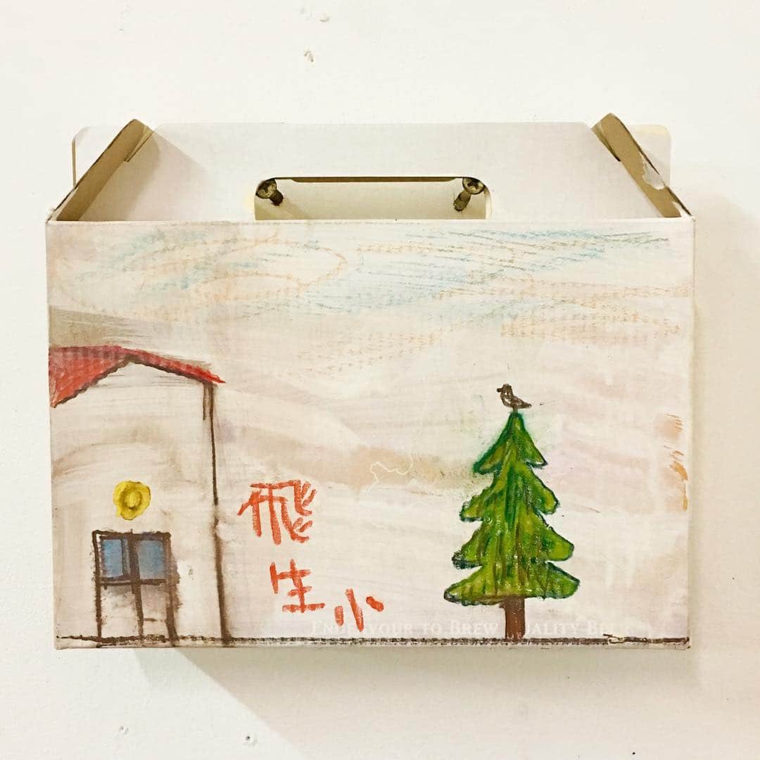 奈良美智のインスタグラム：「can you see the little bird on the top of tannenbaum ?  I'm an artist in residence where used to be an elementary school.」