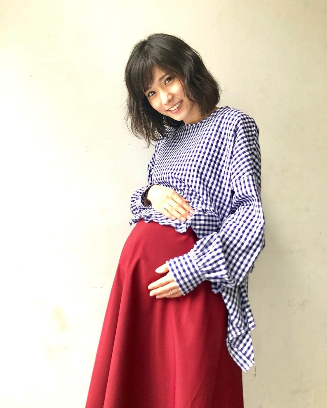 日本テレビ「ウチの夫は仕事ができない」のインスタグラム：「いよいよ明後日10時は最終回…ついに出産‼️つかポンに舞い込む大仕事💼💦サーヤまさかの早産😱家庭と仕事両立できるのか…⁉️このドラマらしいゴールです🍀臨月を迎えておなかパンパンのサーヤ✨ #ウチの夫 #松岡茉優」