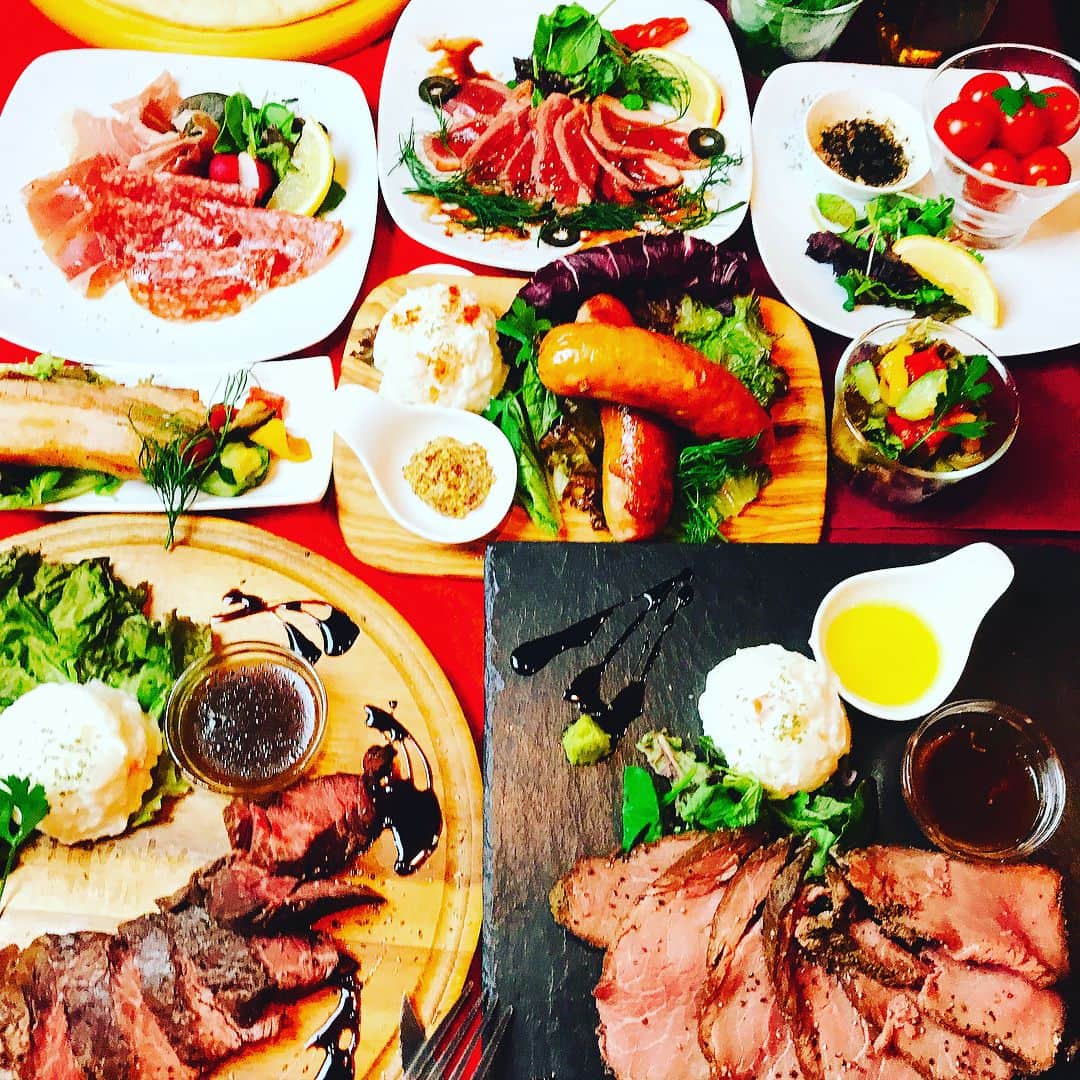 肉バル ワインラボ(Wine Lab)新宿三丁目店のインスタグラム：「本日は肉バルワインラボのアラカルト料理と使用しているハーブ&スパイスの撮影をしました。 綺麗に仕上がってます(笑) ⬇︎⬇︎ ・ドルチェポルコの自家製ベーコンのグリル¥720 ・生ハム&サラミ¥680 ・牛ハラミのタリアータ¥1,200 ・燻製炙りトマト¥400 ・マルゲリータピッツァ¥820 ・燻製ソーセージ¥650 ・紅茶鴨のたたき¥800 ・ローストビーフ¥1,200  #肉バル#アラカルト料理#新宿#ワイン#ハーブ#スパイス#牛肉#豚肉#鴨肉#燻製#ソーセージ#ピザ#イタリアン#単品料理#ローストビーフ#ベーコン#トマト」
