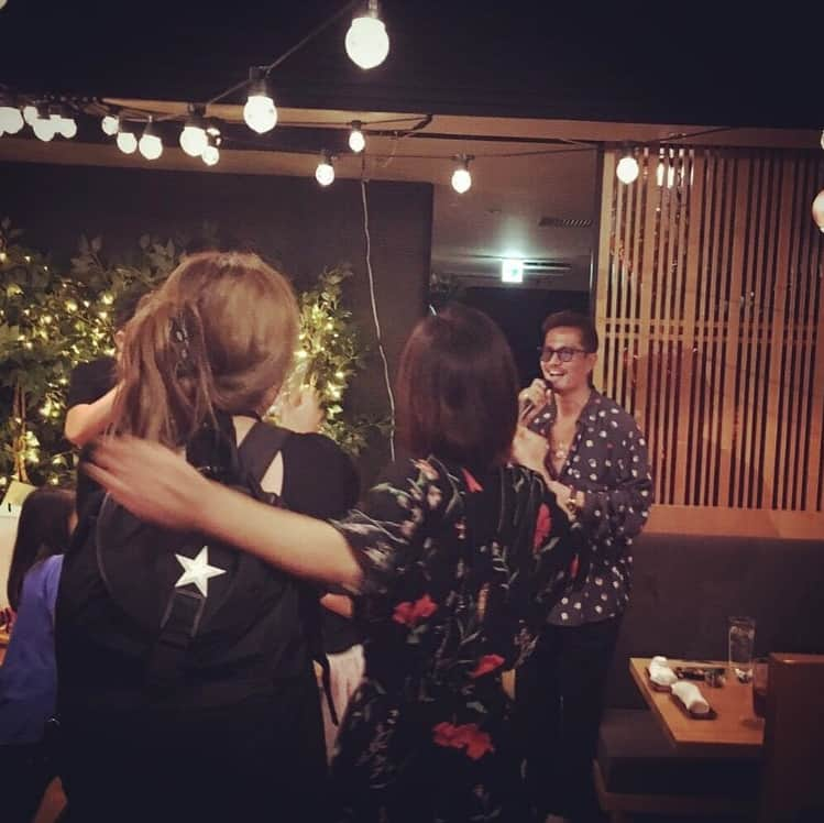 ATSUSHIさんのインスタグラム写真 - (ATSUSHIInstagram)「#atsushizm 佐田真由美さん、岩堀せりさん、お誕生日おめでとうございました‼︎あと、なぜか僕が真ん中で、スミマセン。一応、恐縮して、肩をすぼめております…。（笑）言わずと知れた、伝説のモデルさんお二人。お二人ともご結婚されて、ママの顔もお持ちのお二人と。今でも最高に素敵なお二人ですので、伝説というのも、もしかしたら失礼なのかな…。僕がデビューした当時、ViViの佐田真由美さん、岩堀せりさんとといえば、近づけない存在でしたが、あのころから、ずっと後輩として気さくに話しかけてくださって、今思えば僕は21歳で、まだお二人は23.4歳くらいだったんですね。当時であのオーラ…。マジで僕ビビってました。（笑） ここだけの話、当時デビュー前の僕の存在を、HIROさんに伝えてくださったのは、佐田真由美さんだったらしいのです…。"HIROさん、ボーカル探しているんなら、この子絶対良いから、聴いてみなよ‼︎" そんな風に言ってくださったらしいのです。そんなことを、当時せりさんともお話ししていたのかなぁ…。そう思えば、佐田さんがいなかったら、僕は今ここにいないのかもしれないと思うと、あらためてこのご縁に、ただただ、心から感謝です。そして、せりさんも、僕の妹と名前が一緒ということもあり、勝手に親近感を感じさせていただき、今では心から尊敬するGLAYのTAKUROさんの奥様として、いつも優しくしていただき、ありがとうございます。たまにお家にお邪魔しまして、夜な夜な、TAKUROさんと語りながら飲んでて、長く居座ってしまって、申し訳ございません…。（笑）音楽話をすると、すぐ熱く盛り上がってしまいます。 そして、まっちゃん、マキさんいつもありがとう。安定の落ち着くメンバーです。お二人とも元気そうで何よりです。最後はカラオケで、まっちゃんとベロベロのUpside Downで、スライドしました（笑）そんな佐田さん、せりさんに感謝の気持ちを伝えるために、飲みまくった夜でした。本当におめでとうございます‼︎最近呑む機会がちょっと多いなぁ…（笑） ハッピーバーズデー歌わせていただいたり、佐田さんのインスタLIVEに急に出演させていただいたり、とても幸せな夜でした‼︎ Happy birthday to Mayumi Sada, Seri Iwahori! ︎Sorry I'm placed in the middle of all the photos. Two legendary models. Both of you are married and are also mothers and super beautiful. Around the time of my debut, ViVi magazine's Mayumi Sada and Seri Iwahori were already speaking to me very casually and kindly. Thinking back, I was only 21 at the time and they were 23.4 years old. They already had so much charisma! I was actually super nervous!  Apparently Mayumi san was the one who told Hiro san about my existence. She told him "Hiro, if you are looking for a vocalist, you should take a look at this kid". I'm so grateful to her because I may not be where I am today if it weren't for her. Thank you my friends, from the bottom of my heart.  My sister has the same name as Seri san, so I always somehow felt a close link to her too.  She is also the wife of GLAY's TAKURO san- who I have immense respect for. Thank you for always being so kind to me and Thank you for inviting me to your house at times. I'm sorry that at times I go out drinking and talking late into the night with TAKURO san. It becomes very serious when we speak about music. Macchan & Maki san, thank you too. With you guys, I know we are always tight.  It was a beautiful night !!」9月14日 23時02分 - exile_atsushi_official