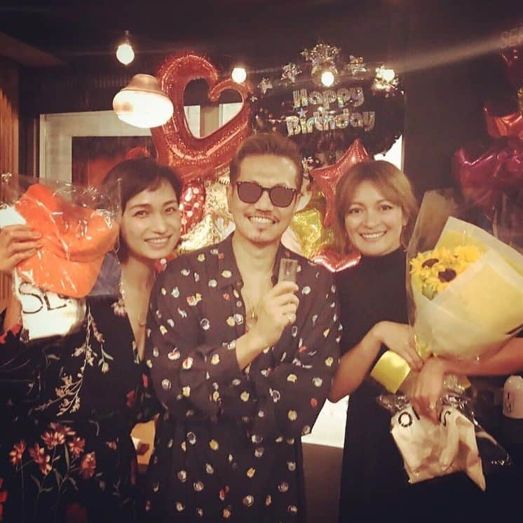 ATSUSHIさんのインスタグラム写真 - (ATSUSHIInstagram)「#atsushizm 佐田真由美さん、岩堀せりさん、お誕生日おめでとうございました‼︎あと、なぜか僕が真ん中で、スミマセン。一応、恐縮して、肩をすぼめております…。（笑）言わずと知れた、伝説のモデルさんお二人。お二人ともご結婚されて、ママの顔もお持ちのお二人と。今でも最高に素敵なお二人ですので、伝説というのも、もしかしたら失礼なのかな…。僕がデビューした当時、ViViの佐田真由美さん、岩堀せりさんとといえば、近づけない存在でしたが、あのころから、ずっと後輩として気さくに話しかけてくださって、今思えば僕は21歳で、まだお二人は23.4歳くらいだったんですね。当時であのオーラ…。マジで僕ビビってました。（笑） ここだけの話、当時デビュー前の僕の存在を、HIROさんに伝えてくださったのは、佐田真由美さんだったらしいのです…。"HIROさん、ボーカル探しているんなら、この子絶対良いから、聴いてみなよ‼︎" そんな風に言ってくださったらしいのです。そんなことを、当時せりさんともお話ししていたのかなぁ…。そう思えば、佐田さんがいなかったら、僕は今ここにいないのかもしれないと思うと、あらためてこのご縁に、ただただ、心から感謝です。そして、せりさんも、僕の妹と名前が一緒ということもあり、勝手に親近感を感じさせていただき、今では心から尊敬するGLAYのTAKUROさんの奥様として、いつも優しくしていただき、ありがとうございます。たまにお家にお邪魔しまして、夜な夜な、TAKUROさんと語りながら飲んでて、長く居座ってしまって、申し訳ございません…。（笑）音楽話をすると、すぐ熱く盛り上がってしまいます。 そして、まっちゃん、マキさんいつもありがとう。安定の落ち着くメンバーです。お二人とも元気そうで何よりです。最後はカラオケで、まっちゃんとベロベロのUpside Downで、スライドしました（笑）そんな佐田さん、せりさんに感謝の気持ちを伝えるために、飲みまくった夜でした。本当におめでとうございます‼︎最近呑む機会がちょっと多いなぁ…（笑） ハッピーバーズデー歌わせていただいたり、佐田さんのインスタLIVEに急に出演させていただいたり、とても幸せな夜でした‼︎ Happy birthday to Mayumi Sada, Seri Iwahori! ︎Sorry I'm placed in the middle of all the photos. Two legendary models. Both of you are married and are also mothers and super beautiful. Around the time of my debut, ViVi magazine's Mayumi Sada and Seri Iwahori were already speaking to me very casually and kindly. Thinking back, I was only 21 at the time and they were 23.4 years old. They already had so much charisma! I was actually super nervous!  Apparently Mayumi san was the one who told Hiro san about my existence. She told him "Hiro, if you are looking for a vocalist, you should take a look at this kid". I'm so grateful to her because I may not be where I am today if it weren't for her. Thank you my friends, from the bottom of my heart.  My sister has the same name as Seri san, so I always somehow felt a close link to her too.  She is also the wife of GLAY's TAKURO san- who I have immense respect for. Thank you for always being so kind to me and Thank you for inviting me to your house at times. I'm sorry that at times I go out drinking and talking late into the night with TAKURO san. It becomes very serious when we speak about music. Macchan & Maki san, thank you too. With you guys, I know we are always tight.  It was a beautiful night !!」9月14日 23時02分 - exile_atsushi_official