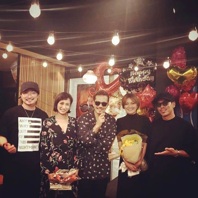 ATSUSHIさんのインスタグラム写真 - (ATSUSHIInstagram)「#atsushizm 佐田真由美さん、岩堀せりさん、お誕生日おめでとうございました‼︎あと、なぜか僕が真ん中で、スミマセン。一応、恐縮して、肩をすぼめております…。（笑）言わずと知れた、伝説のモデルさんお二人。お二人ともご結婚されて、ママの顔もお持ちのお二人と。今でも最高に素敵なお二人ですので、伝説というのも、もしかしたら失礼なのかな…。僕がデビューした当時、ViViの佐田真由美さん、岩堀せりさんとといえば、近づけない存在でしたが、あのころから、ずっと後輩として気さくに話しかけてくださって、今思えば僕は21歳で、まだお二人は23.4歳くらいだったんですね。当時であのオーラ…。マジで僕ビビってました。（笑） ここだけの話、当時デビュー前の僕の存在を、HIROさんに伝えてくださったのは、佐田真由美さんだったらしいのです…。"HIROさん、ボーカル探しているんなら、この子絶対良いから、聴いてみなよ‼︎" そんな風に言ってくださったらしいのです。そんなことを、当時せりさんともお話ししていたのかなぁ…。そう思えば、佐田さんがいなかったら、僕は今ここにいないのかもしれないと思うと、あらためてこのご縁に、ただただ、心から感謝です。そして、せりさんも、僕の妹と名前が一緒ということもあり、勝手に親近感を感じさせていただき、今では心から尊敬するGLAYのTAKUROさんの奥様として、いつも優しくしていただき、ありがとうございます。たまにお家にお邪魔しまして、夜な夜な、TAKUROさんと語りながら飲んでて、長く居座ってしまって、申し訳ございません…。（笑）音楽話をすると、すぐ熱く盛り上がってしまいます。 そして、まっちゃん、マキさんいつもありがとう。安定の落ち着くメンバーです。お二人とも元気そうで何よりです。最後はカラオケで、まっちゃんとベロベロのUpside Downで、スライドしました（笑）そんな佐田さん、せりさんに感謝の気持ちを伝えるために、飲みまくった夜でした。本当におめでとうございます‼︎最近呑む機会がちょっと多いなぁ…（笑） ハッピーバーズデー歌わせていただいたり、佐田さんのインスタLIVEに急に出演させていただいたり、とても幸せな夜でした‼︎ Happy birthday to Mayumi Sada, Seri Iwahori! ︎Sorry I'm placed in the middle of all the photos. Two legendary models. Both of you are married and are also mothers and super beautiful. Around the time of my debut, ViVi magazine's Mayumi Sada and Seri Iwahori were already speaking to me very casually and kindly. Thinking back, I was only 21 at the time and they were 23.4 years old. They already had so much charisma! I was actually super nervous!  Apparently Mayumi san was the one who told Hiro san about my existence. She told him "Hiro, if you are looking for a vocalist, you should take a look at this kid". I'm so grateful to her because I may not be where I am today if it weren't for her. Thank you my friends, from the bottom of my heart.  My sister has the same name as Seri san, so I always somehow felt a close link to her too.  She is also the wife of GLAY's TAKURO san- who I have immense respect for. Thank you for always being so kind to me and Thank you for inviting me to your house at times. I'm sorry that at times I go out drinking and talking late into the night with TAKURO san. It becomes very serious when we speak about music. Macchan & Maki san, thank you too. With you guys, I know we are always tight.  It was a beautiful night !!」9月14日 23時02分 - exile_atsushi_official