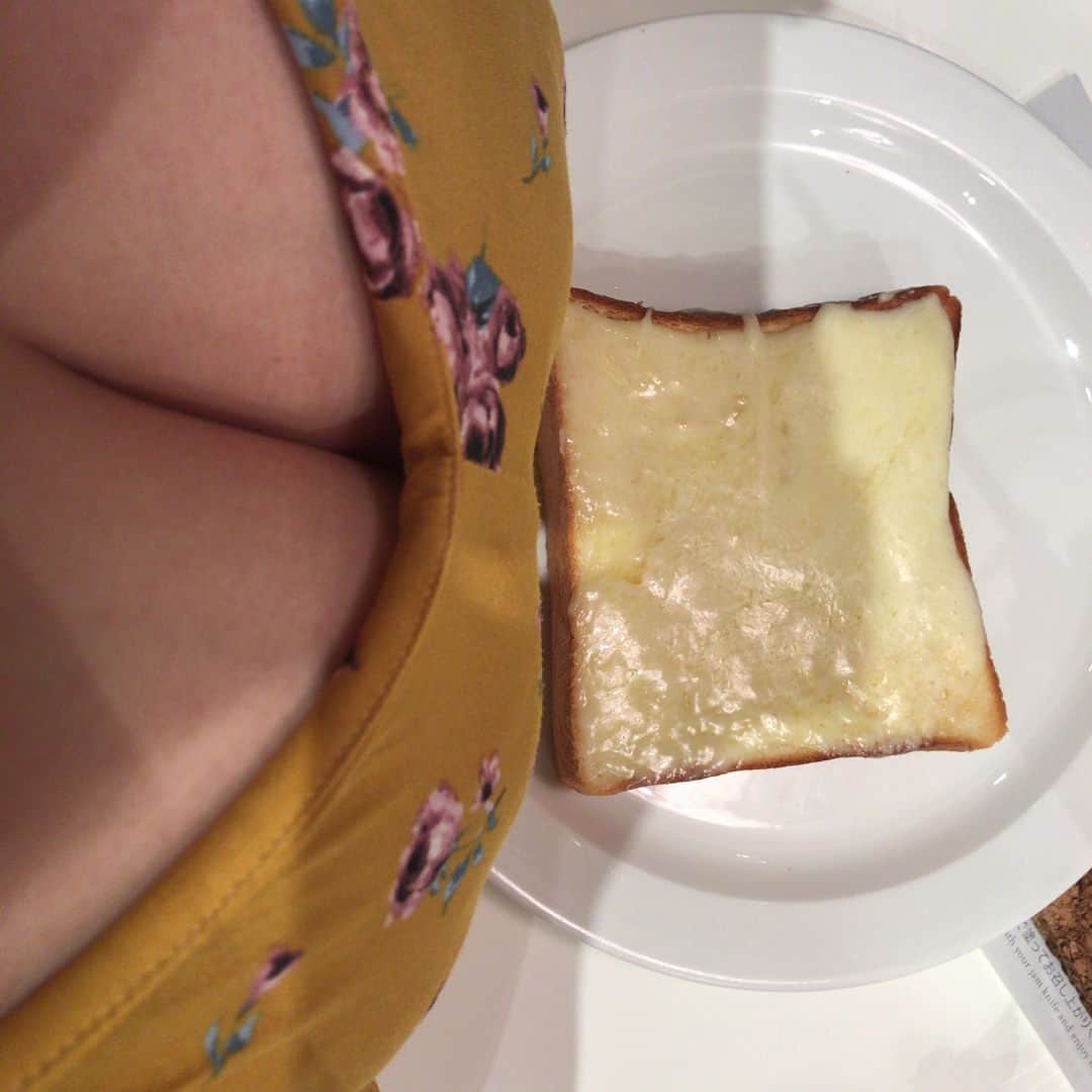 水樹たまさんのインスタグラム写真 - (水樹たまInstagram)「銀座のセントルザベーカリーさんへ！おいしいパンが食べられて大満足！ トロトロチーズのトーストおいしかったぁ( ˊ̱˂˃ˋ̱ )  #raclette #instafood #instagood #instahappy #japan #followmeJP #follow #hungry #sexy #girl #水樹たま #mizukitama #やっぱり食べてばっかり #もぐもぐ #性感 #グラビア #curvy #セントルザベーカリー  #食パン #食べ比べ #ラクレット #チーズトースト #cheese #bread #sandwich #タマゴサンド #ginza #bakery #谷間メシ」9月14日 23時52分 - mizukitama