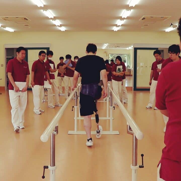 はいてくPOのインスタグラム：「北海道ハイテク☆義肢装具士学科３年生☆ いよいよ試歩行！🚶 さて、どうでしょうか？ #北海道ハイテク#義肢装具#股義足#義足#歩行#ドキドキ#少し長いですか？」