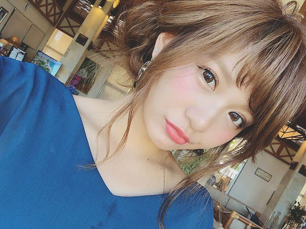 伊藤実祐さんのインスタグラム写真 - (伊藤実祐Instagram)「. 名古屋🍠 9/26 〜 9/30 大阪 🍆 10/10 〜 10/14 . で、名古屋遠征、大阪帰省、する事になりました！ ぜひよろしくお願い致します😊💓 . またお仕事用のご連絡はLINE@ → @quf9549f  にお願い致します🙏🏻💭❤️ ( DMは気付かず埋れがちなので、、😖) . #撮影 #ヘアアレンジ #メイク #カラコン #スタイリング #東京遠征 #名古屋遠征 #大阪遠征 #モデル #フリーモデル #instagramer  #沖縄 #沖縄旅行 #カヌチャリゾート #服 に #スイカ の汁こぼしてるw #伊藤実祐 #いとうみゆ . この下でする2ちょんアレンジが好き💓 #ローツイン #お団子ヘア #ふたちょん 🐰🥕♥︎ ♡」9月15日 11時53分 - miyu.61